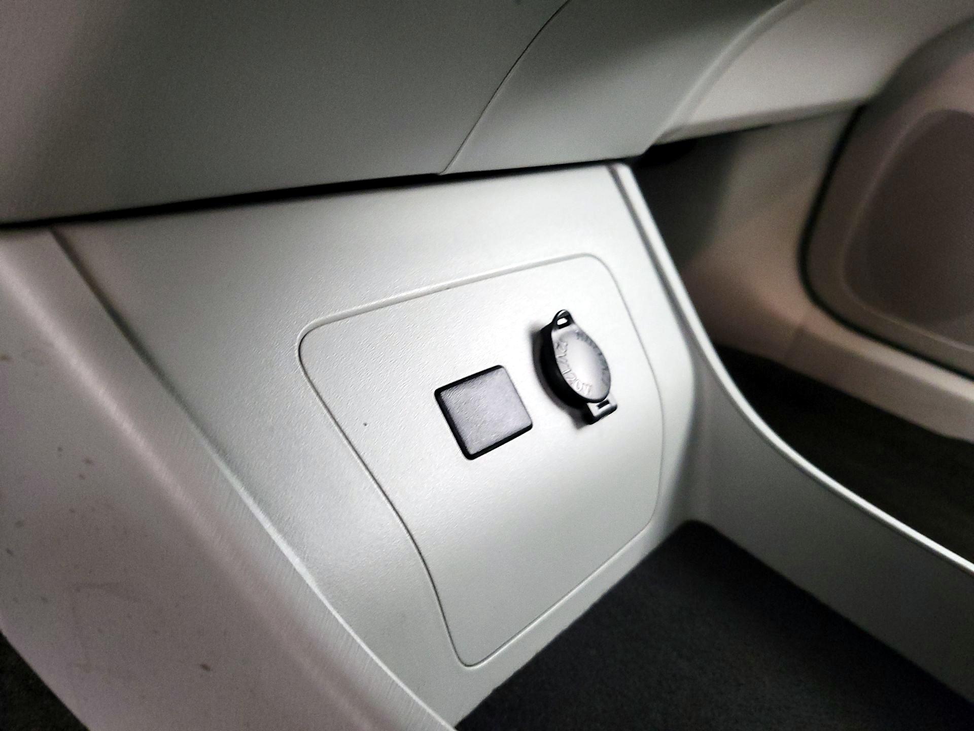 Thumbnail: 2015 Toyota Prius - 18