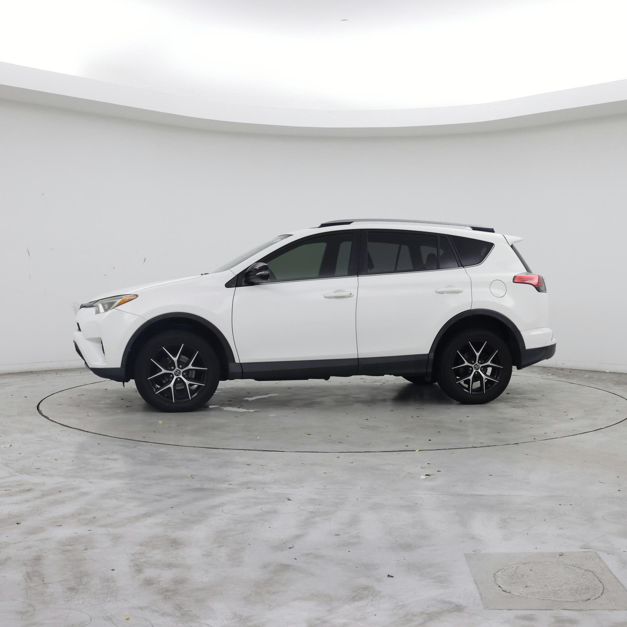 Thumbnail: 2018 Toyota RAV4 - 3