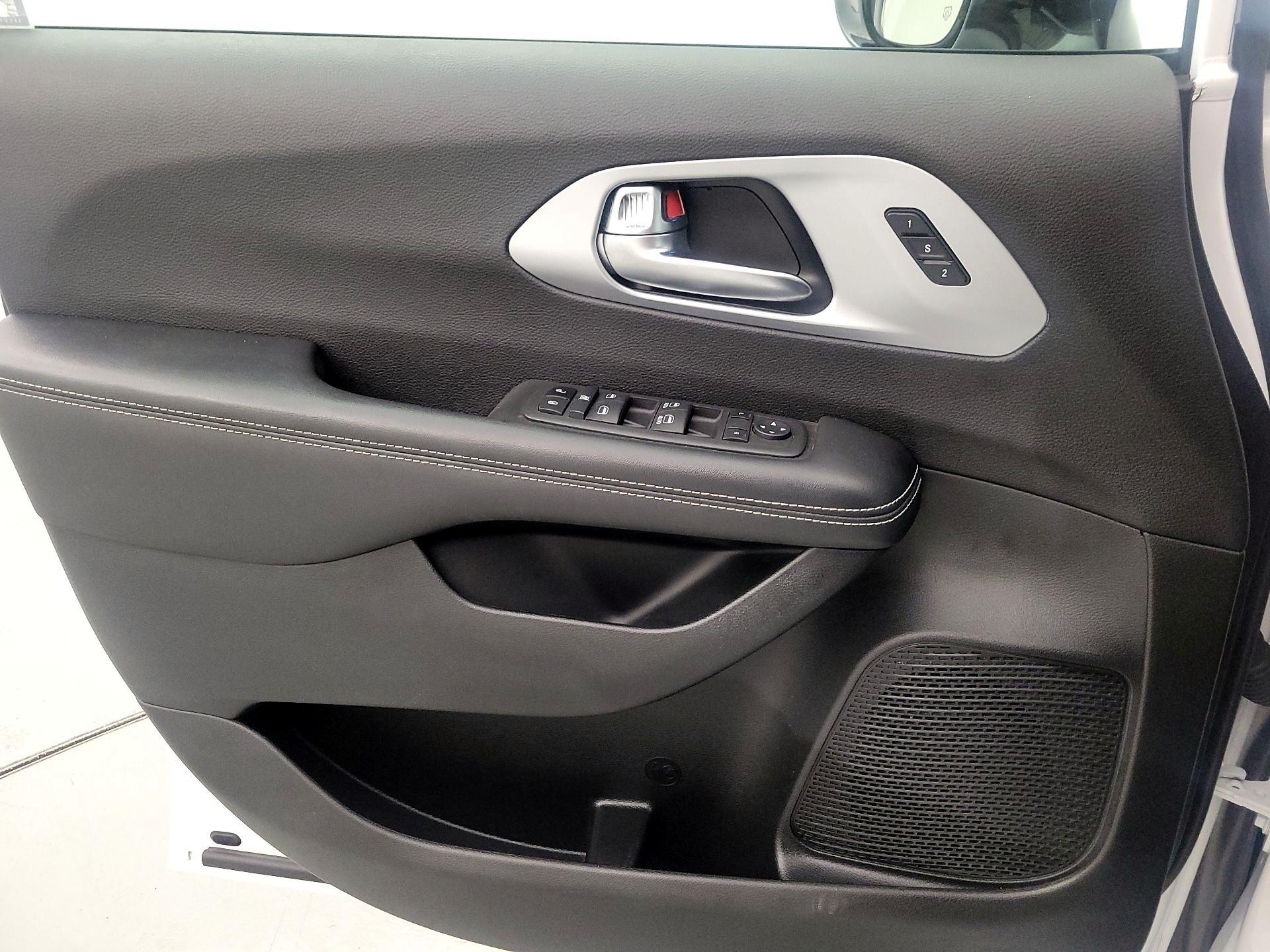 Thumbnail: 2024 Chrysler Pacifica - 12