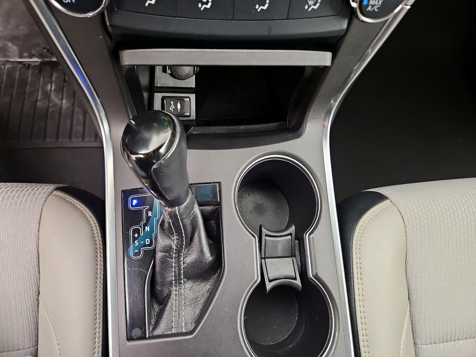 2017 Toyota Camry SE - Photo 15