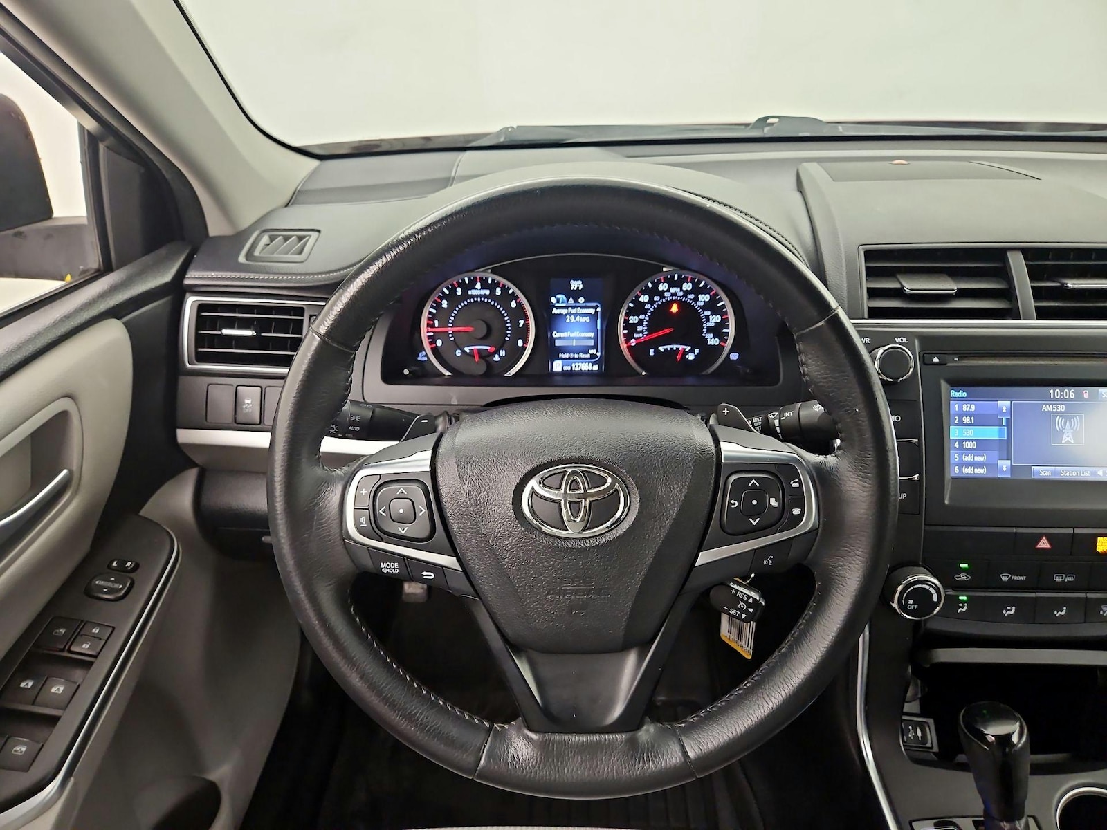 2017 Toyota Camry SE - Photo 9