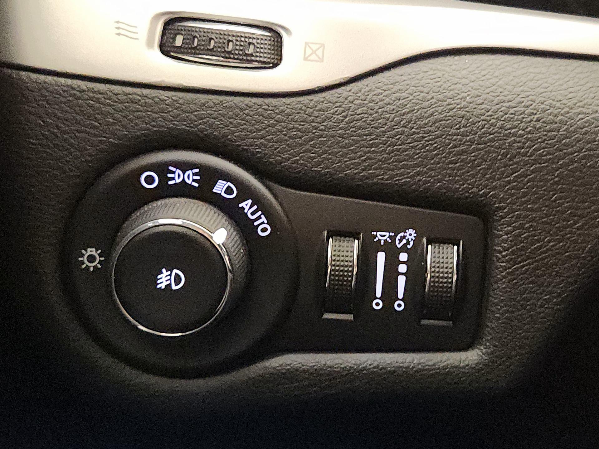 Thumbnail: 2018 Jeep Cherokee - 13