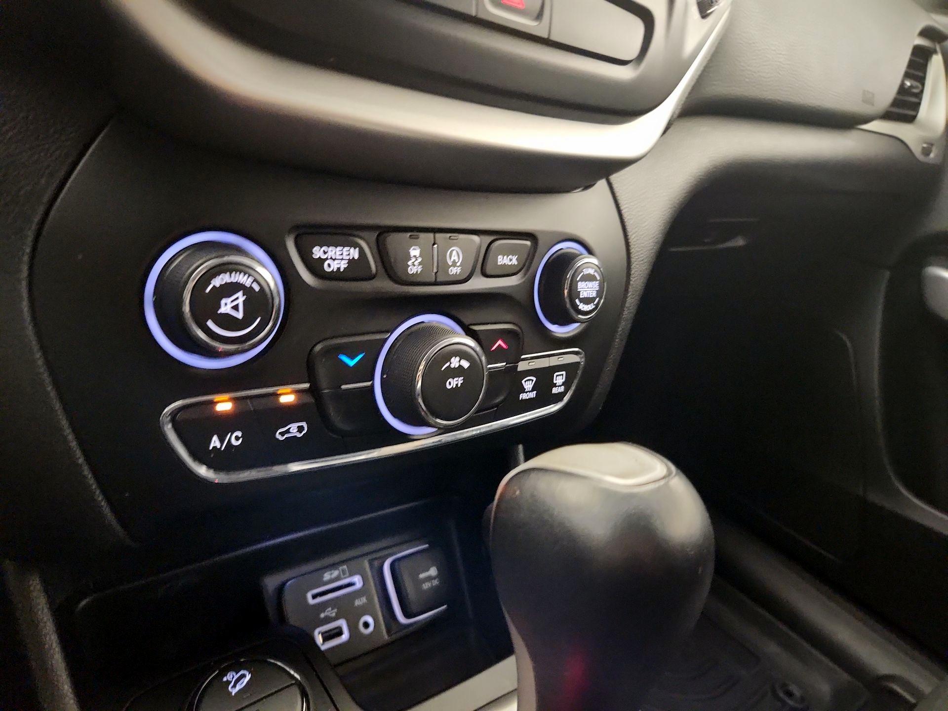 Thumbnail: 2018 Jeep Cherokee - 16