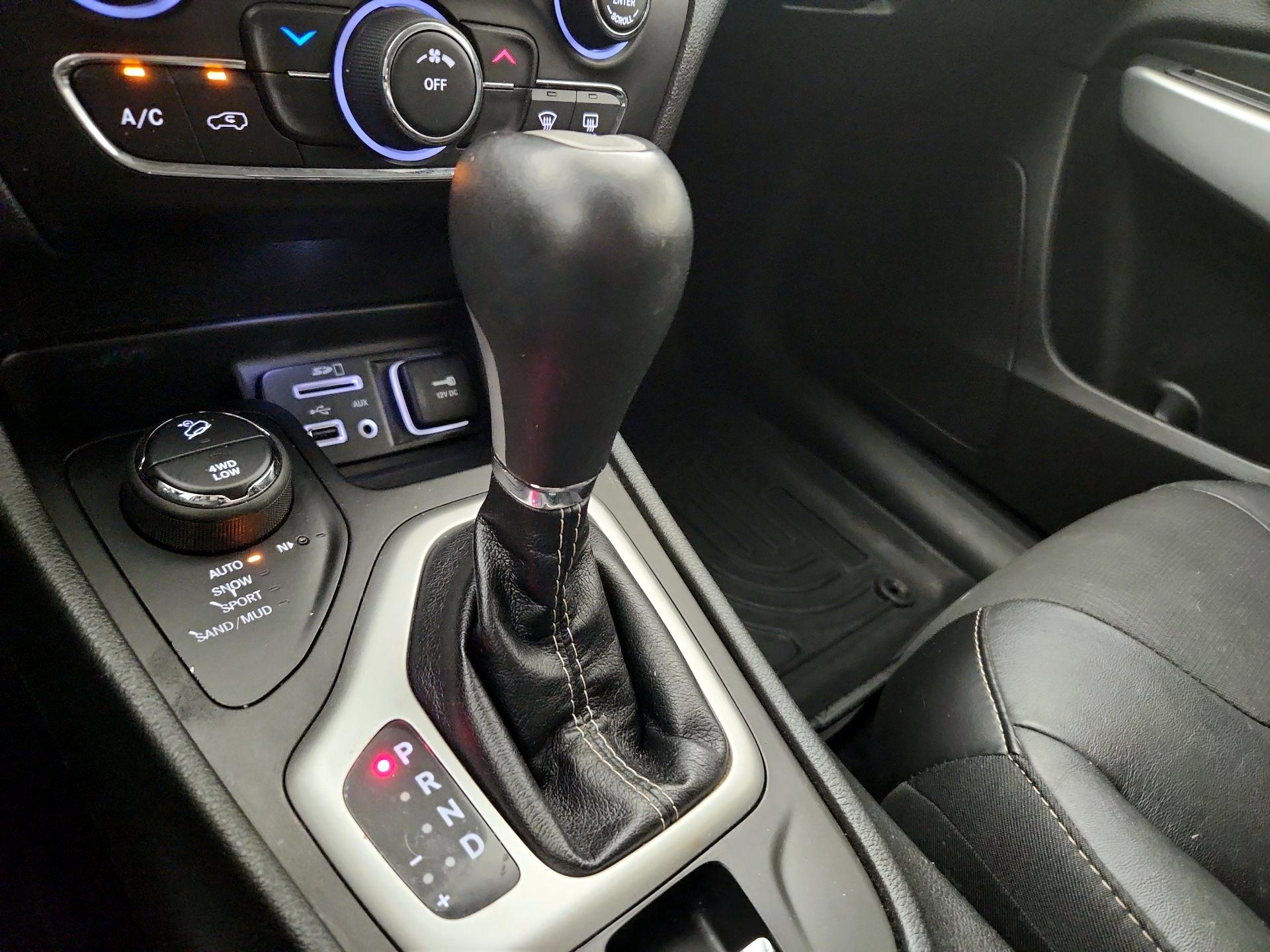 Thumbnail: 2018 Jeep Cherokee - 17