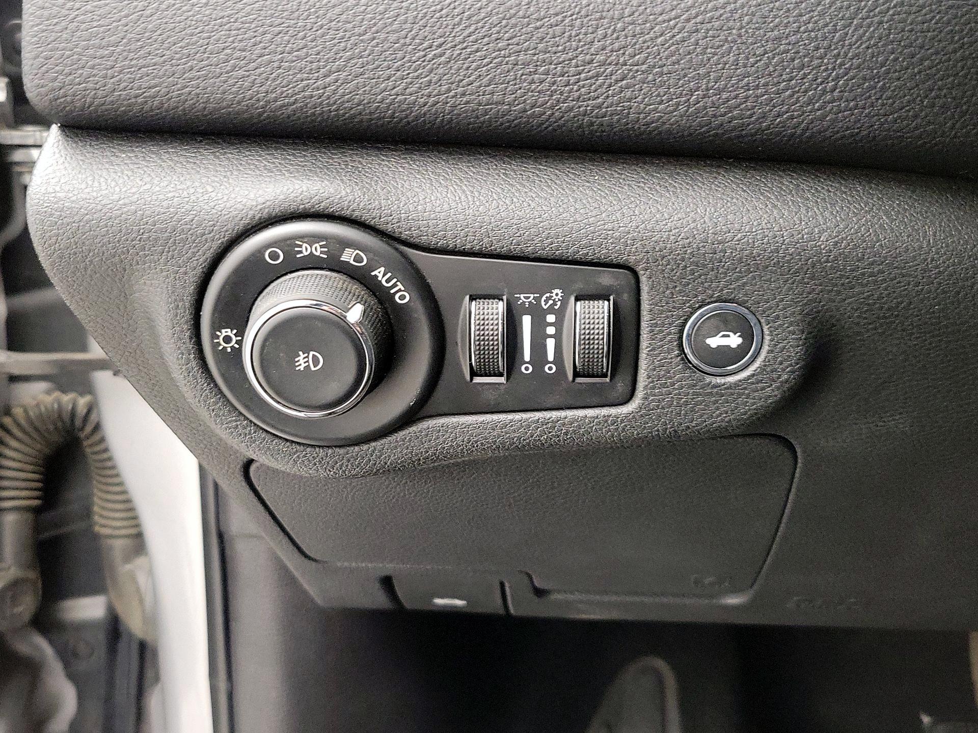 Thumbnail: 2016 Chrysler 200 - 13