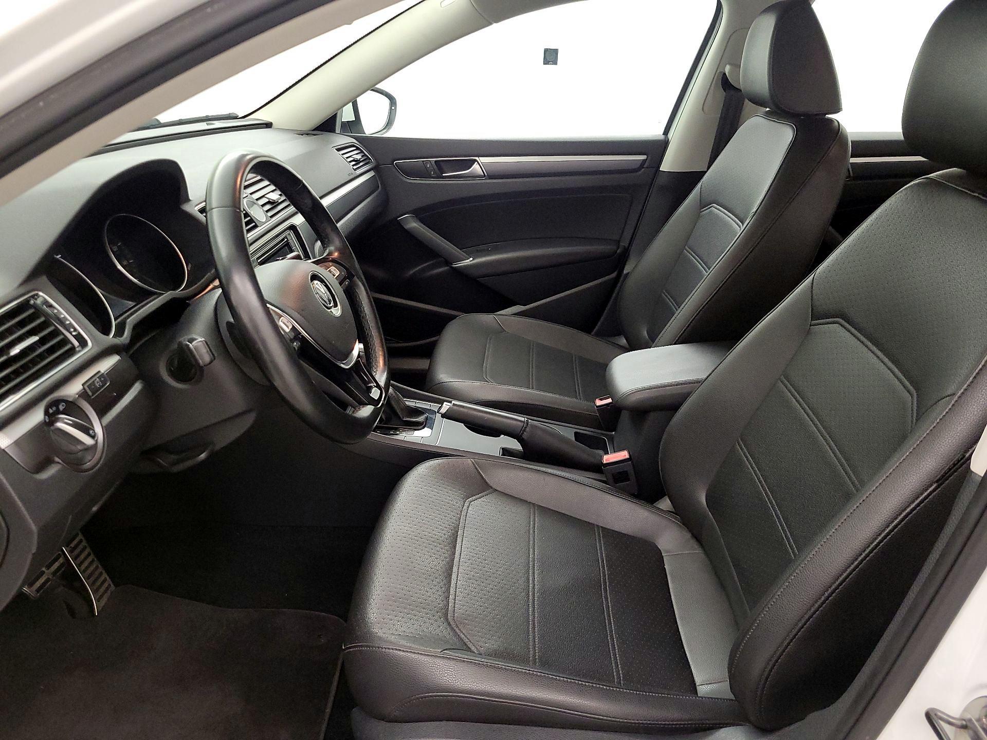 Thumbnail: 2017 Volkswagen Passat - 11