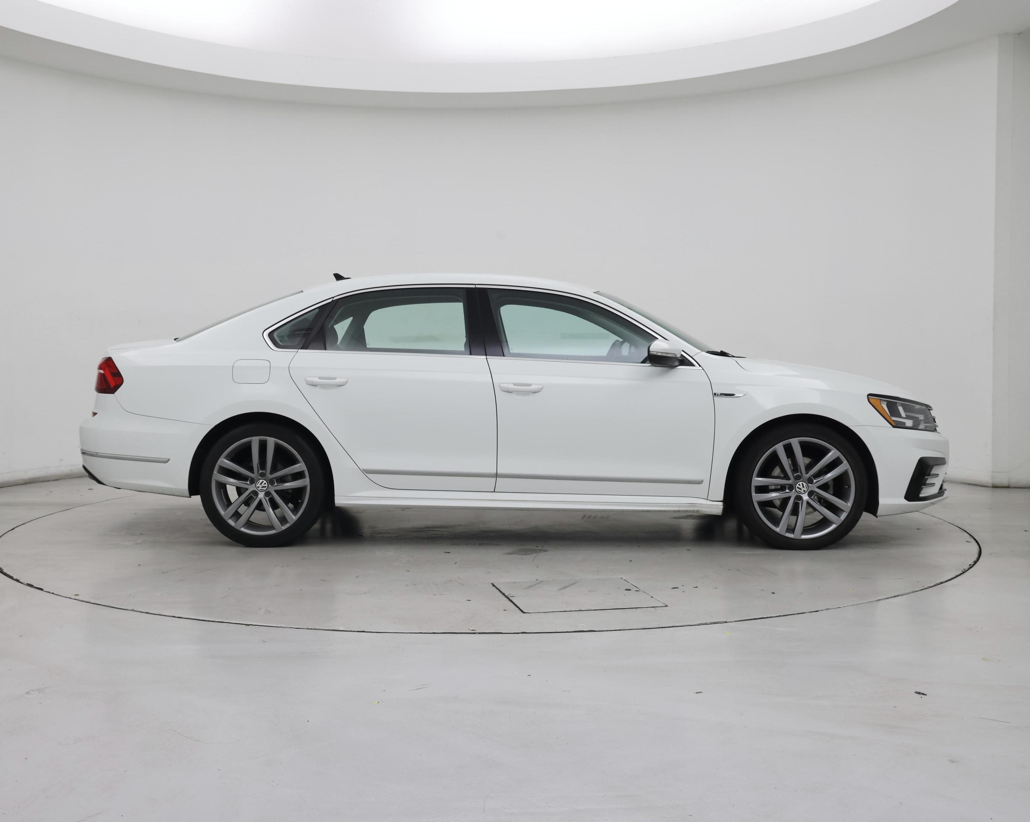 Thumbnail: 2017 Volkswagen Passat - 7