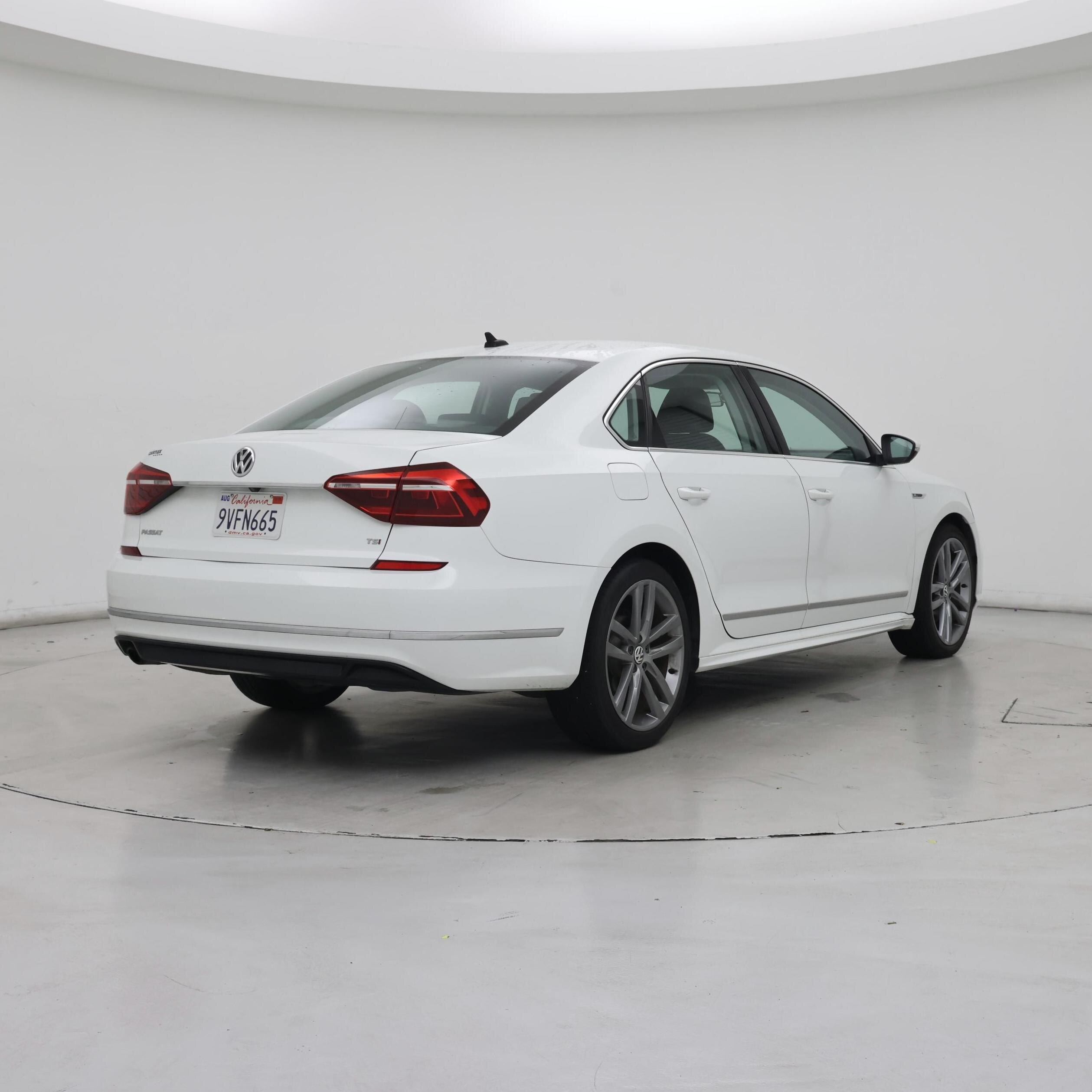 Thumbnail: 2017 Volkswagen Passat - 8