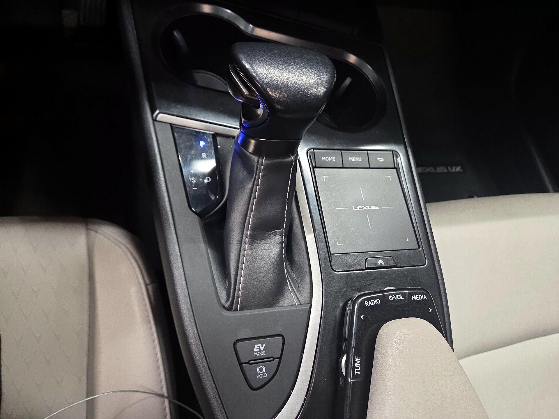 Thumbnail: 2020 Lexus UX - 15