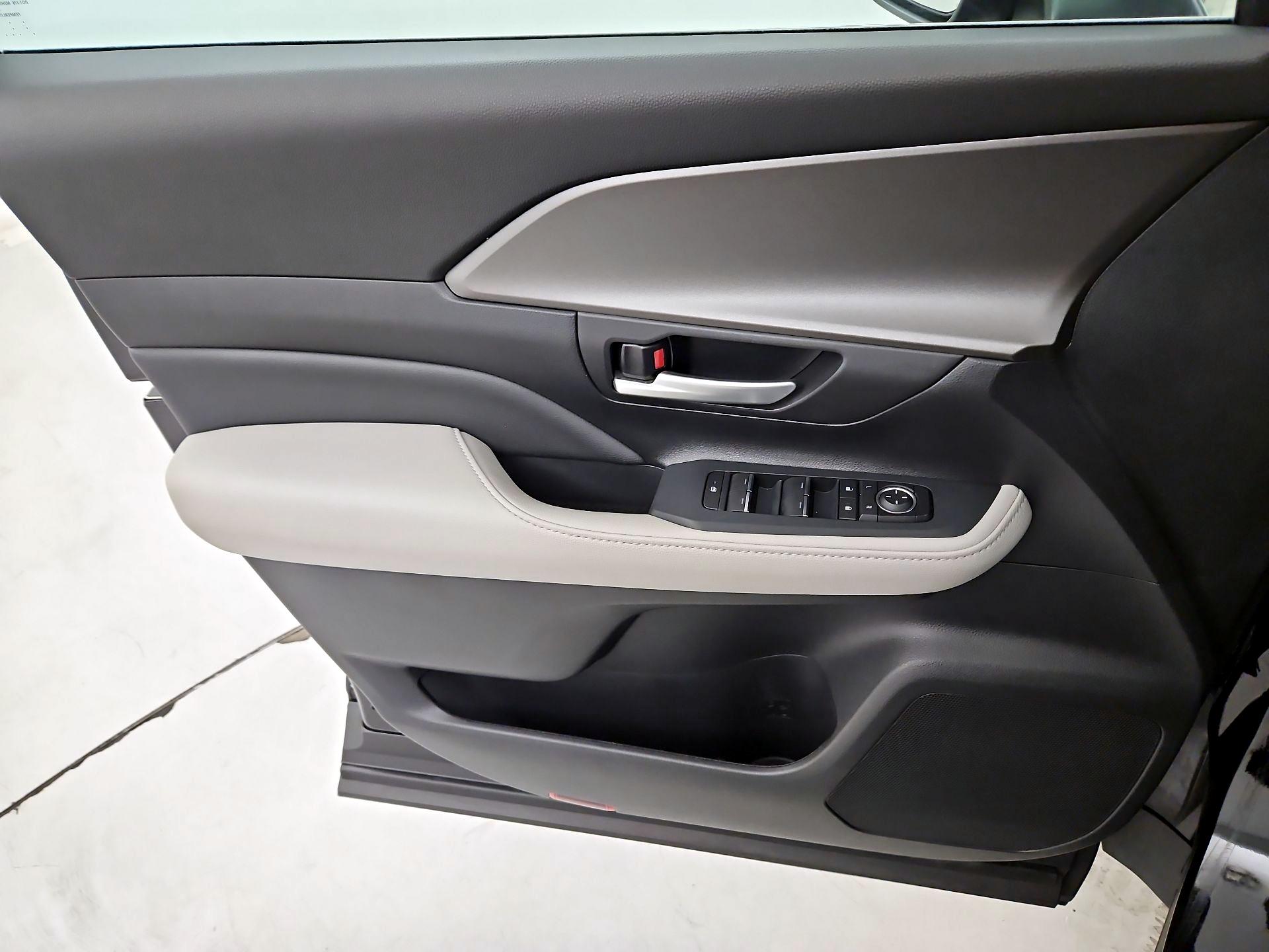 Thumbnail: 2026 Toyota Highlander - 12