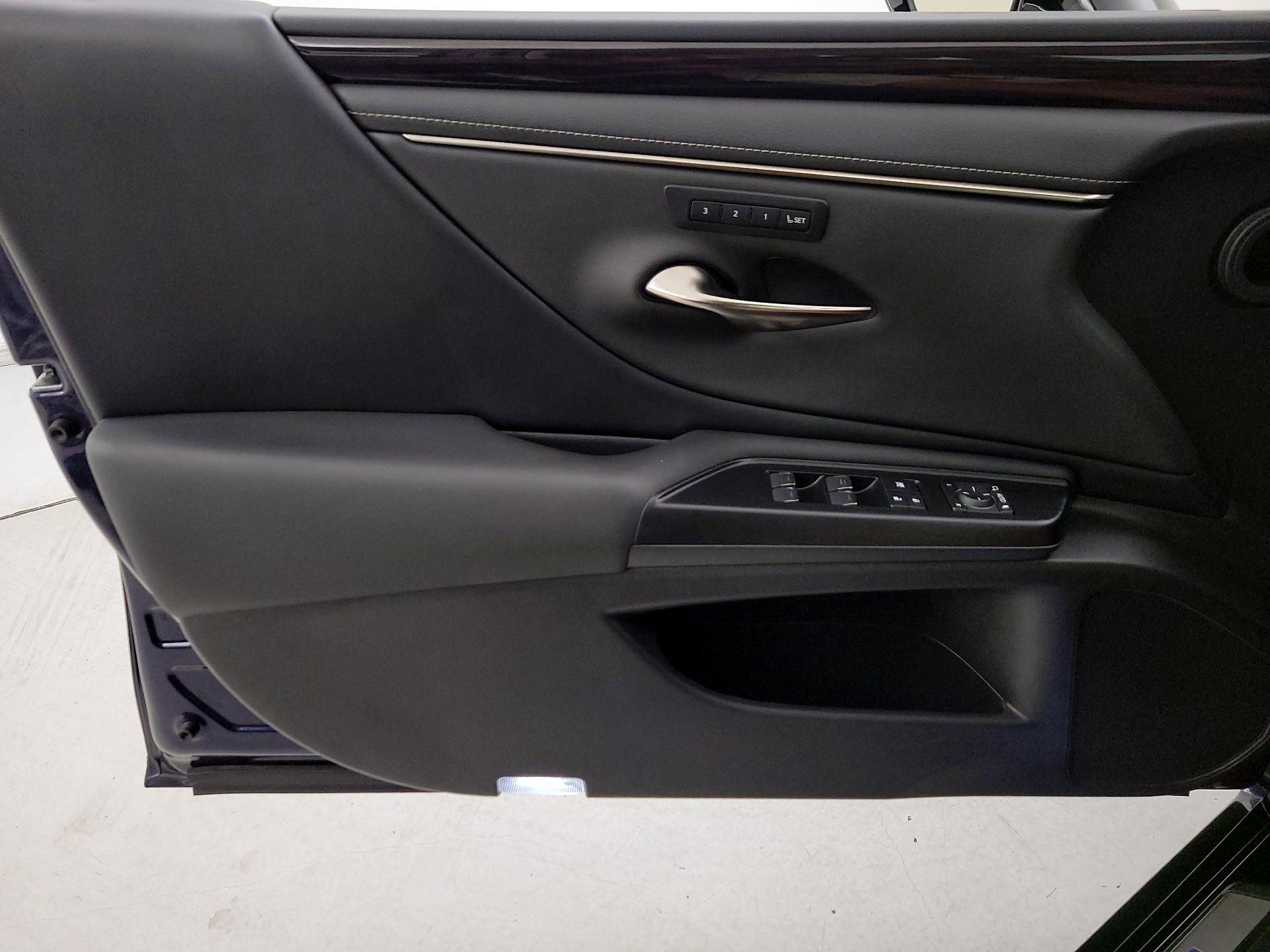 Thumbnail: 2021 Lexus ES - 12