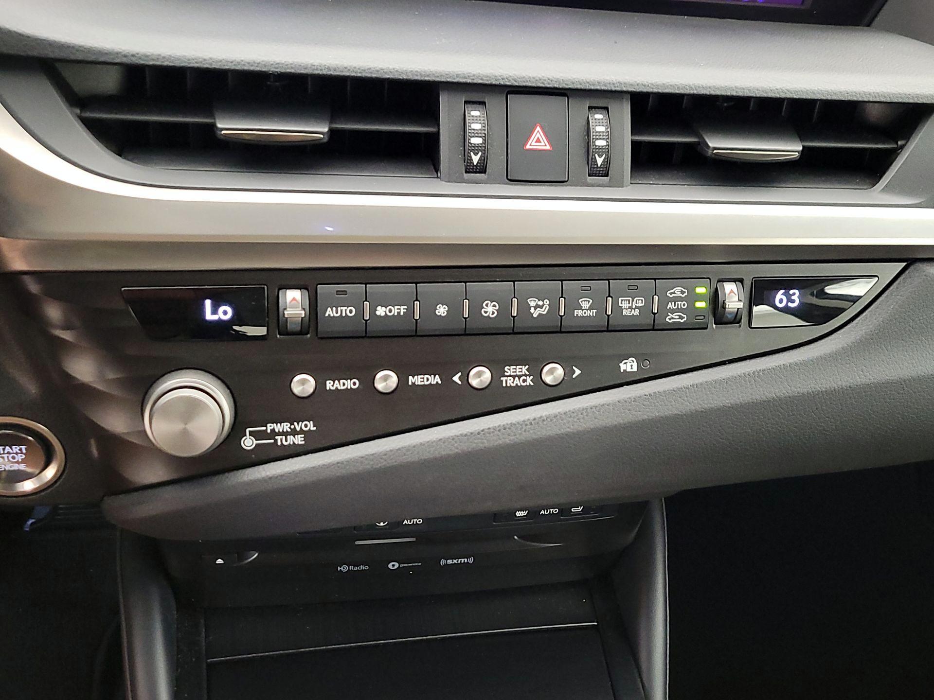 Thumbnail: 2021 Lexus ES - 17