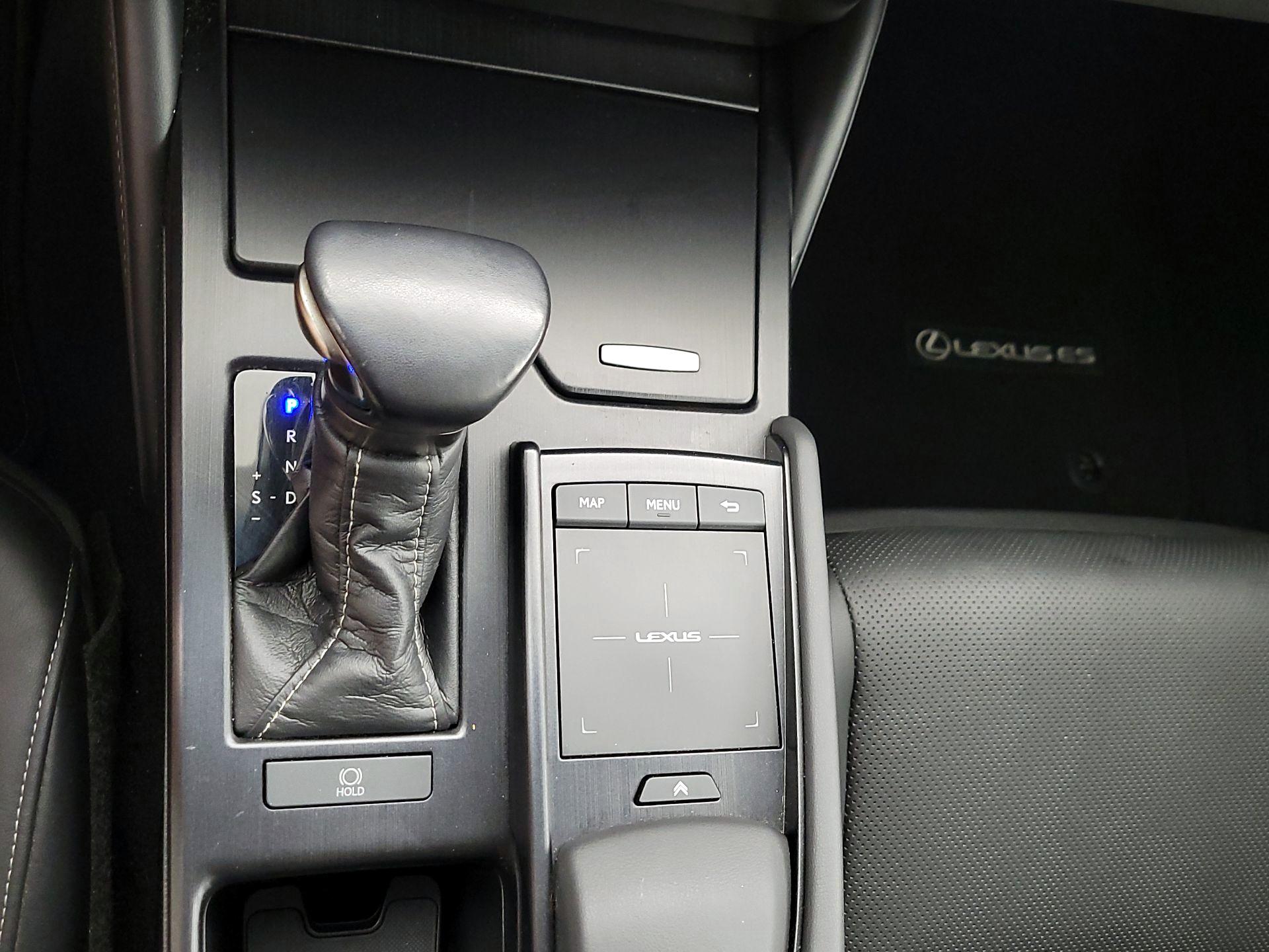 Thumbnail: 2021 Lexus ES - 18