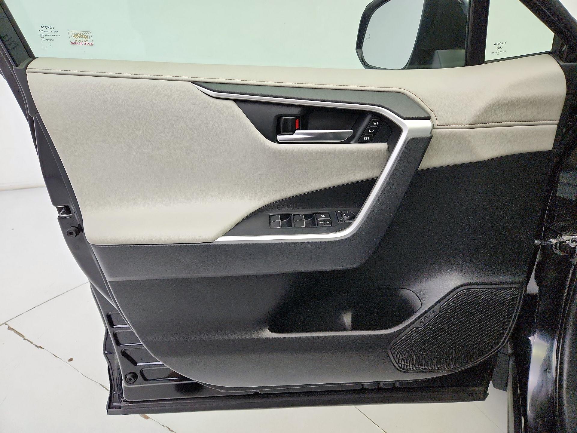 Thumbnail: 2020 Toyota RAV4 - 12