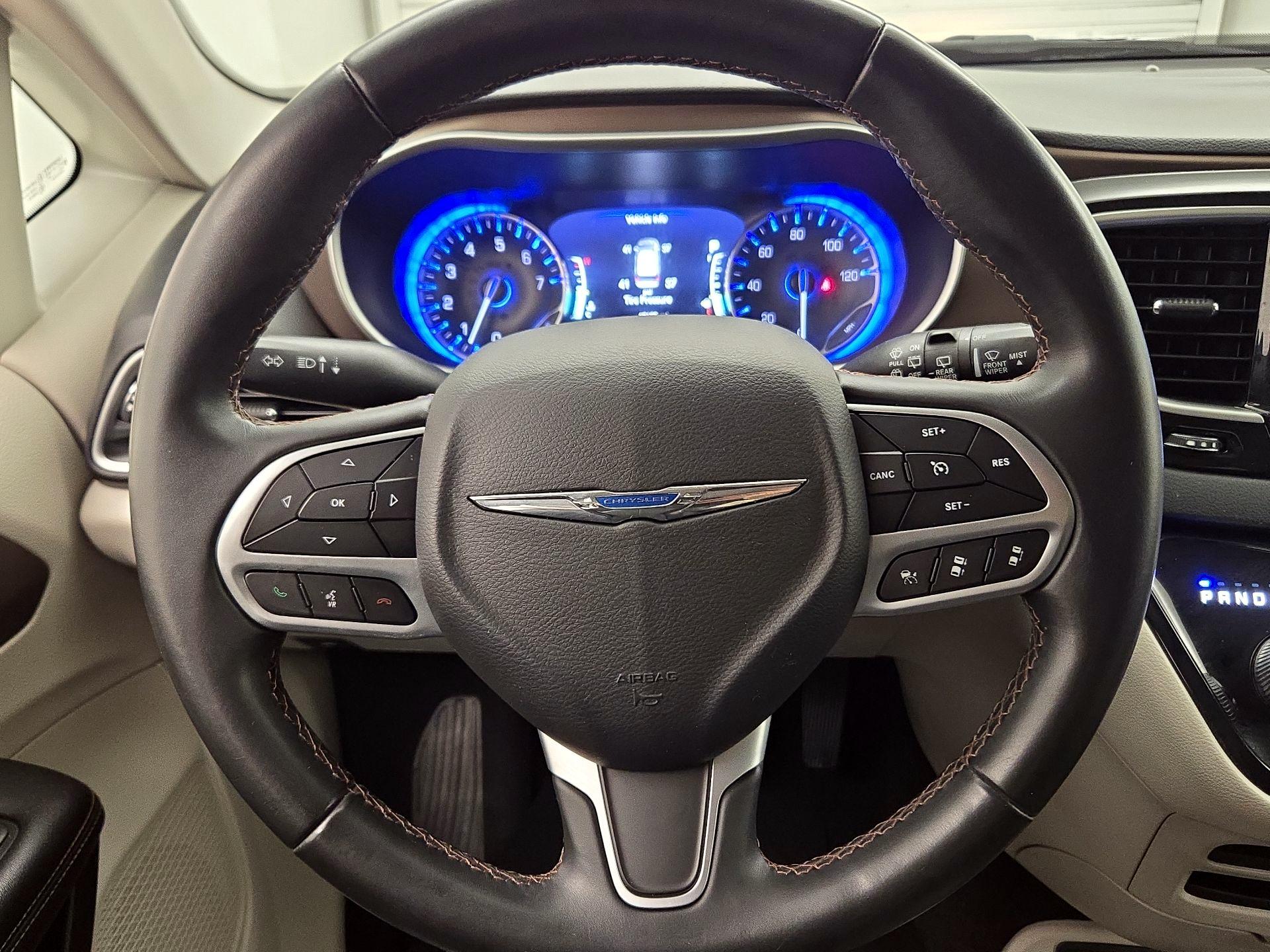 Thumbnail: 2018 Chrysler Pacifica - 10