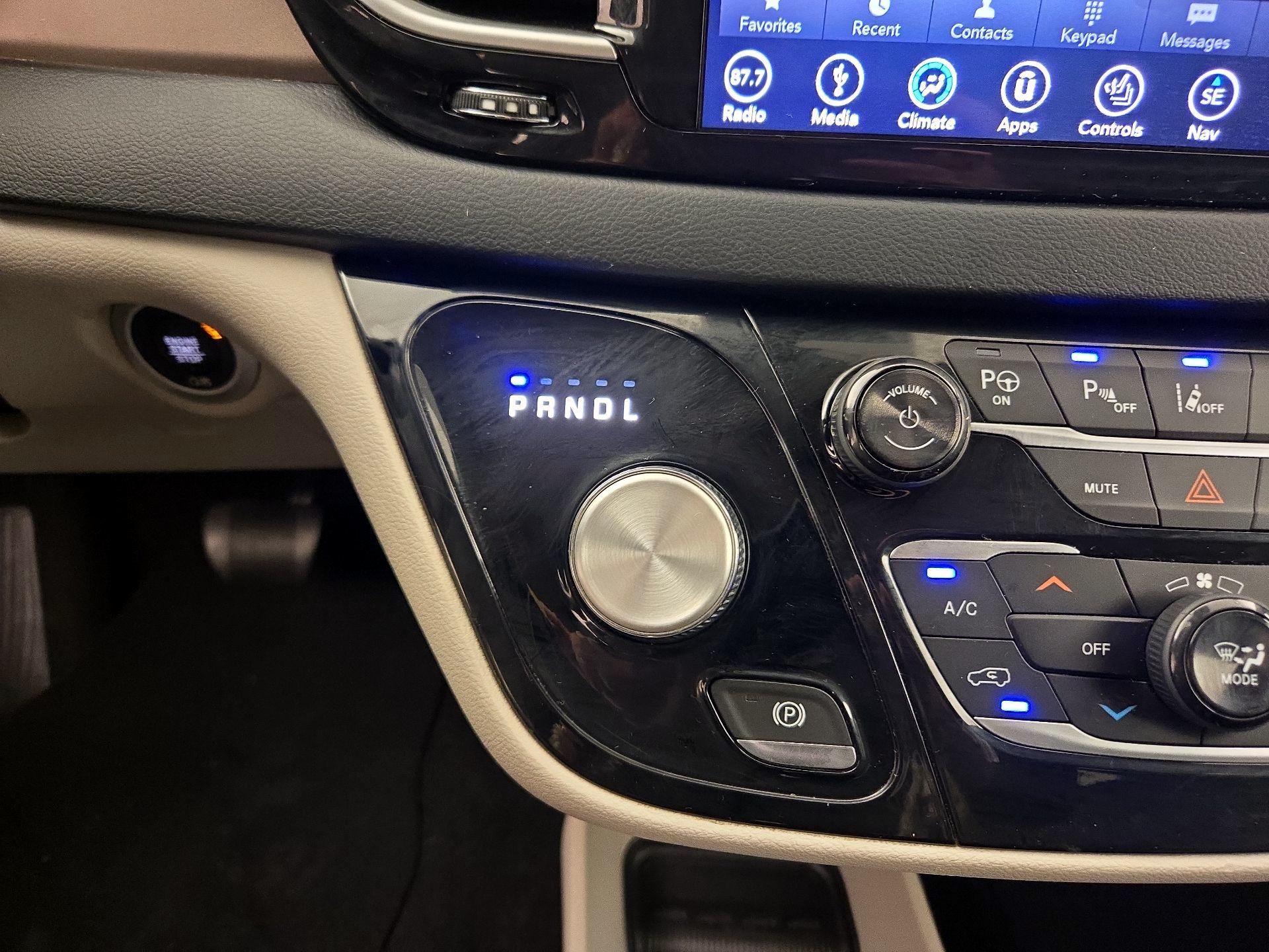 Thumbnail: 2018 Chrysler Pacifica - 18