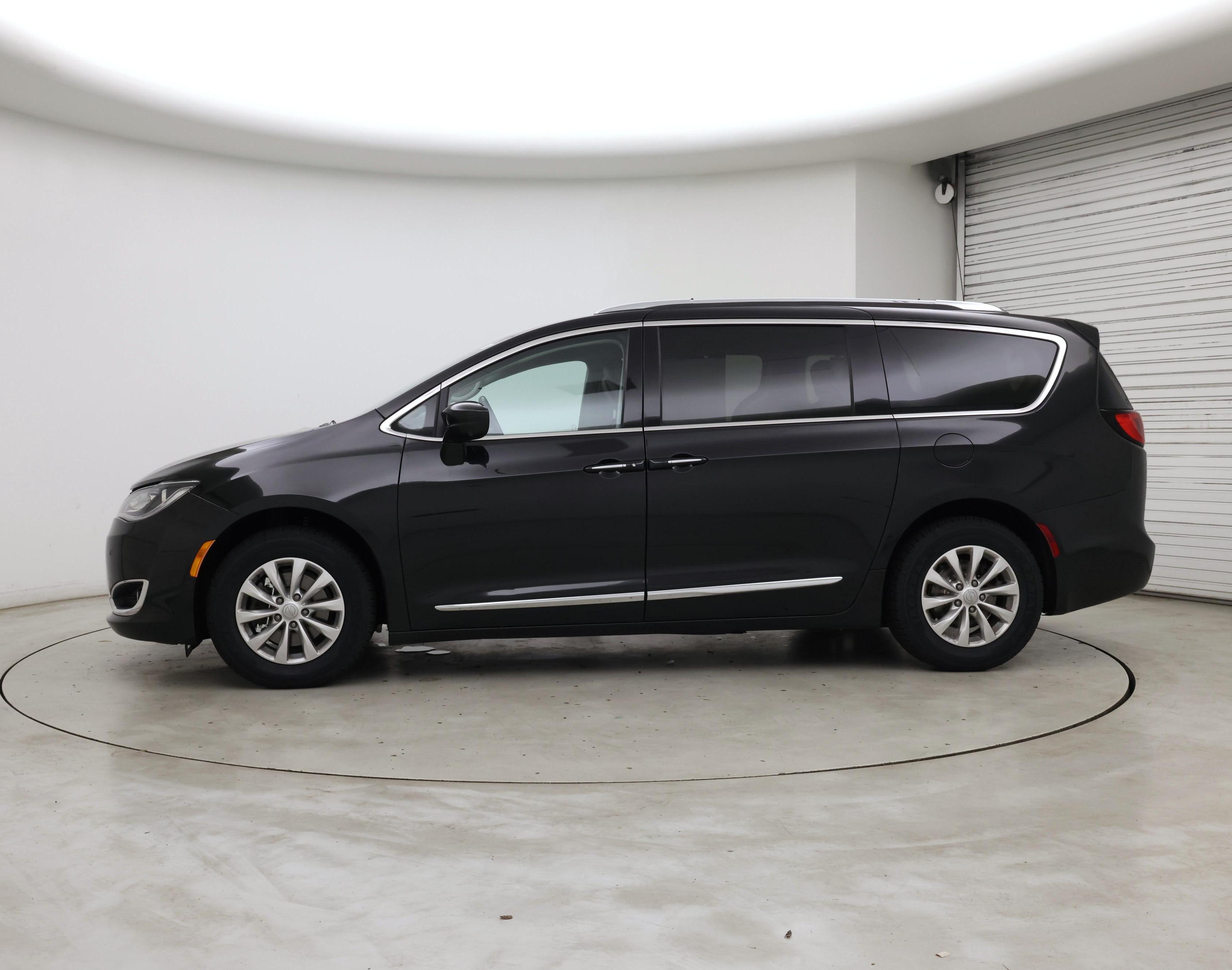 Thumbnail: 2018 Chrysler Pacifica - 3