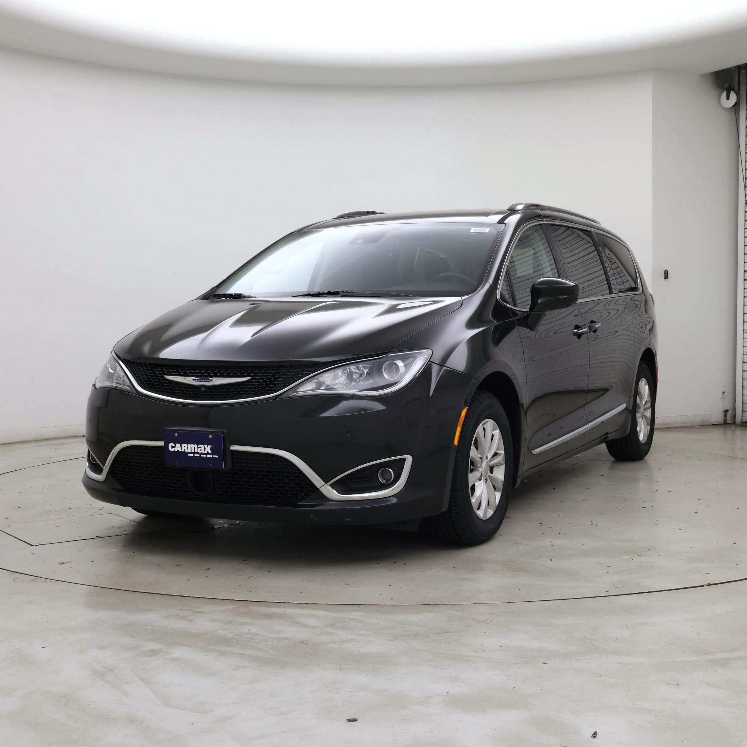 Thumbnail: 2018 Chrysler Pacifica - 4