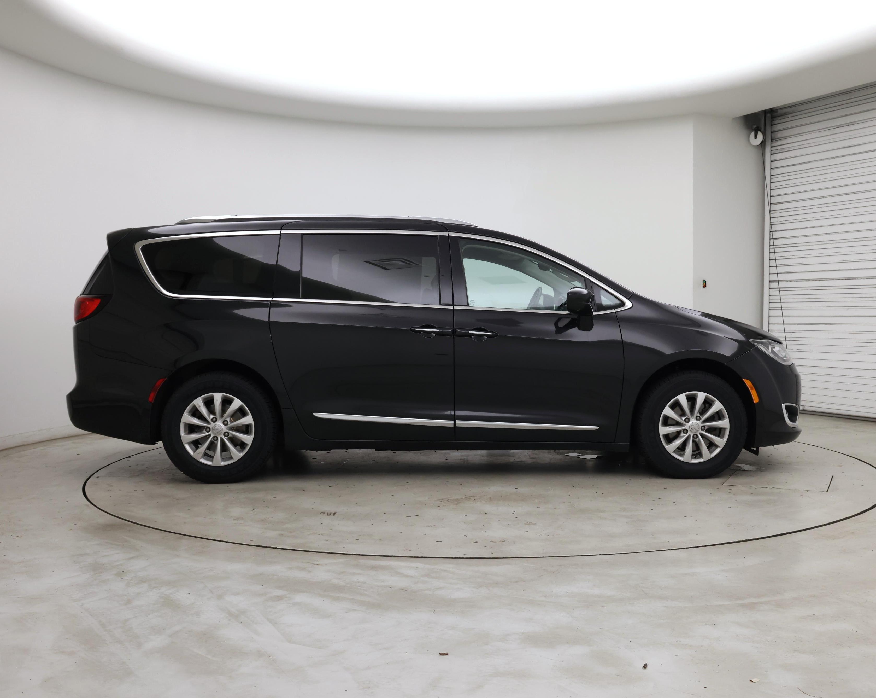 Thumbnail: 2018 Chrysler Pacifica - 7