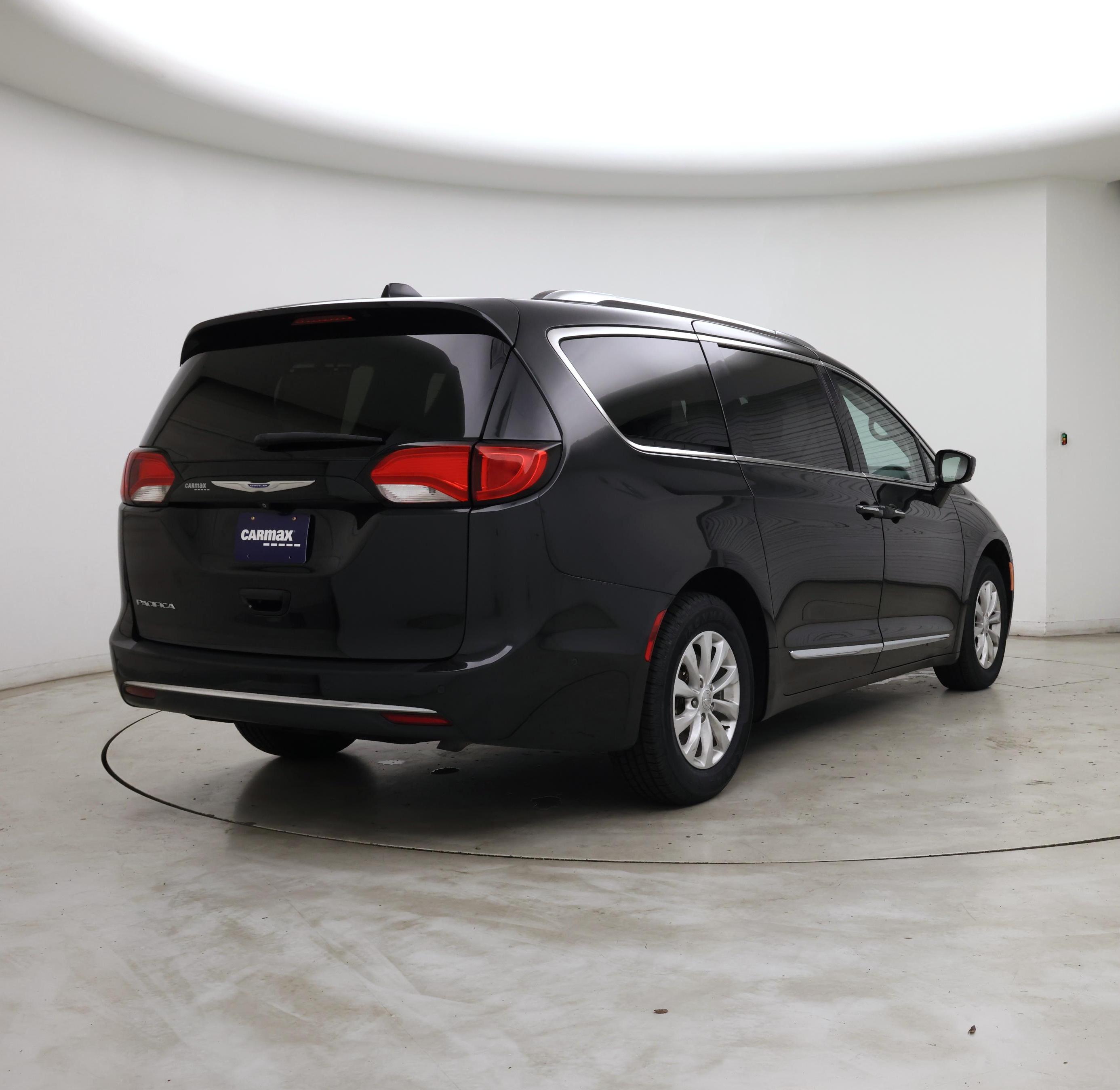 Thumbnail: 2018 Chrysler Pacifica - 8