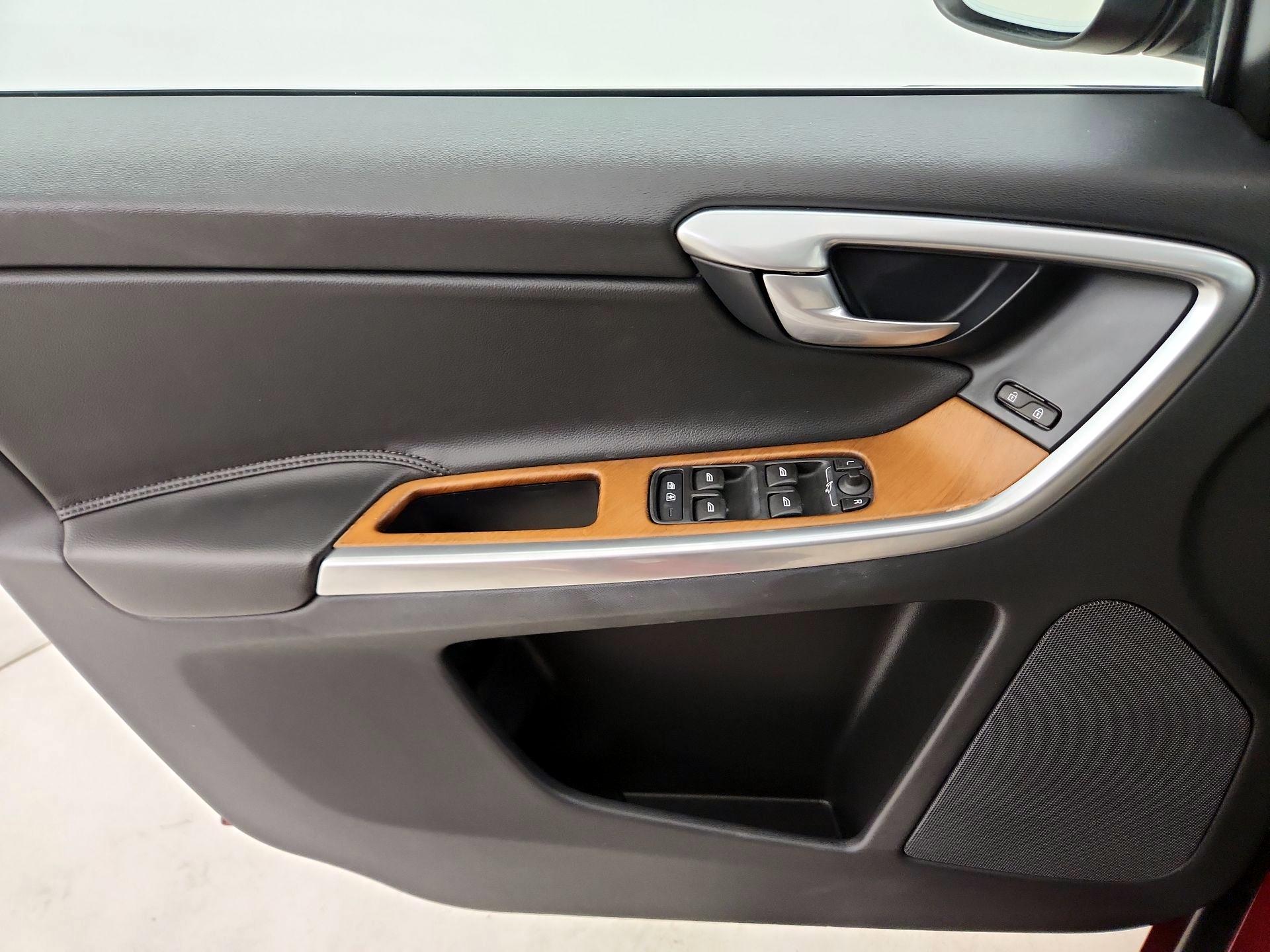 Thumbnail: 2017 Volvo XC60 - 12