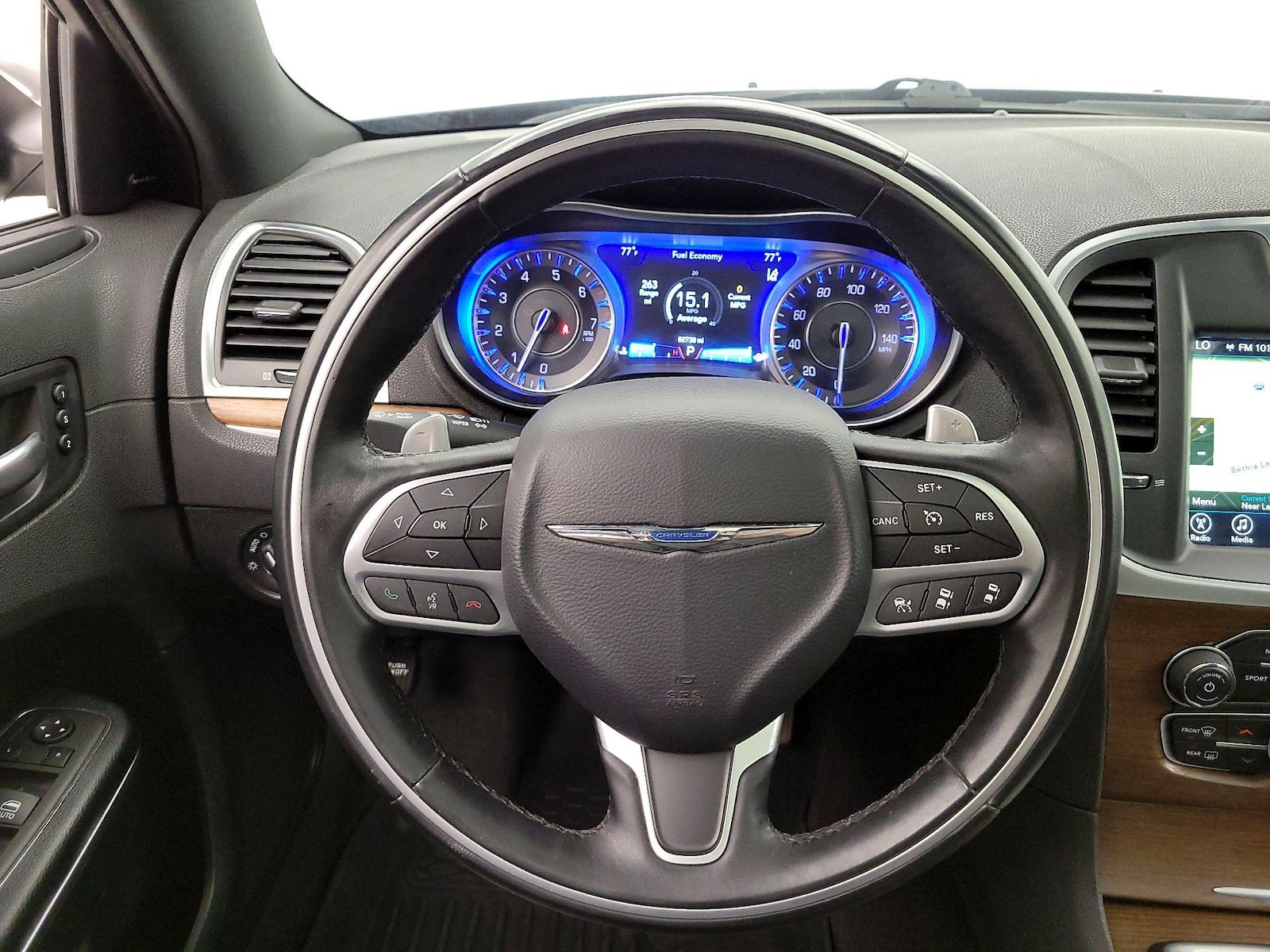 2017 Chrysler 300 C Platinum - Photo 11