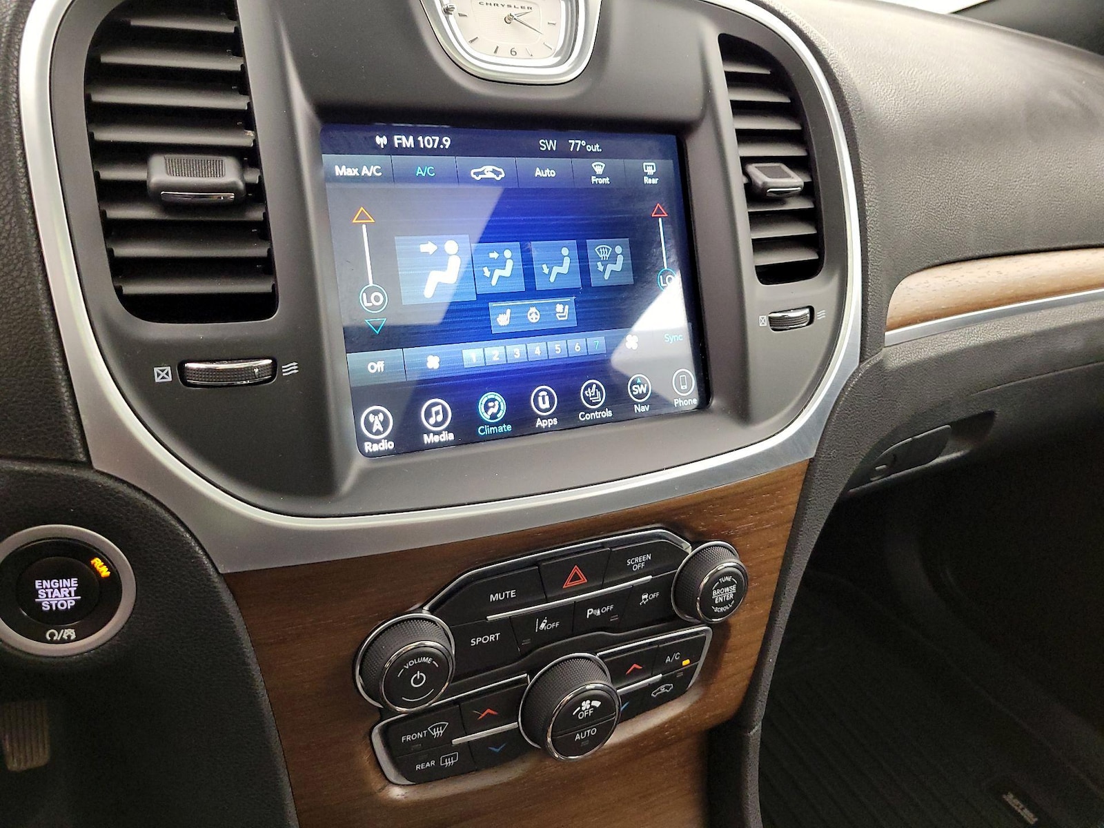 2017 Chrysler 300 C Platinum - Photo 18