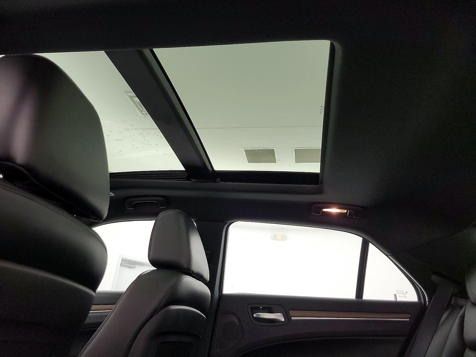 2017 Chrysler 300 C Platinum - Photo 25