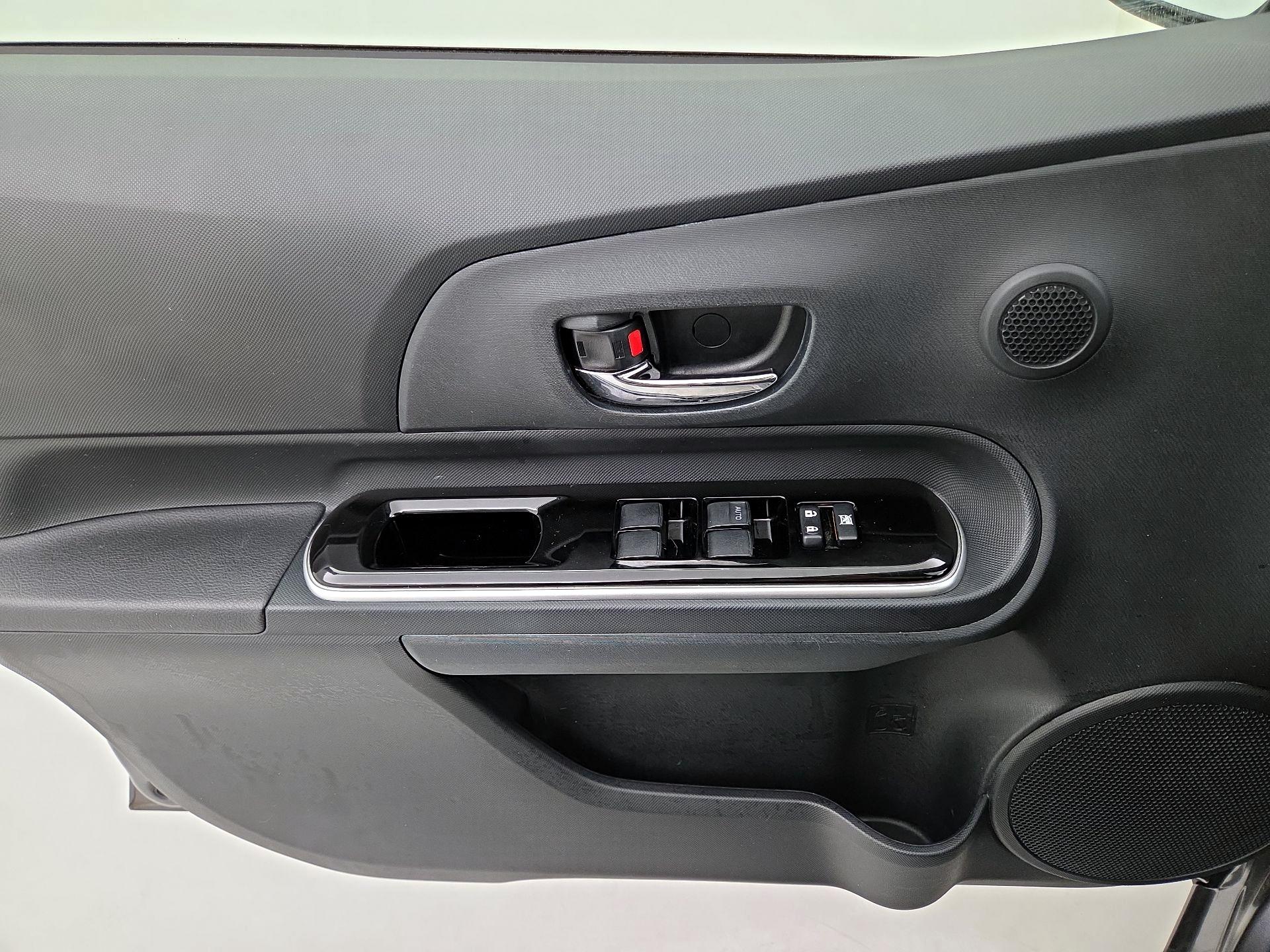 Thumbnail: 2015 Toyota Prius c - 12