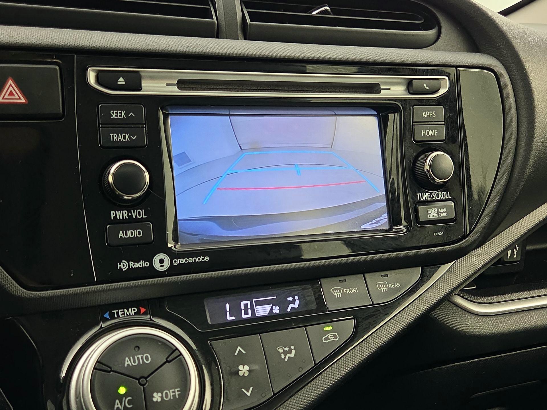 Thumbnail: 2015 Toyota Prius c - 15