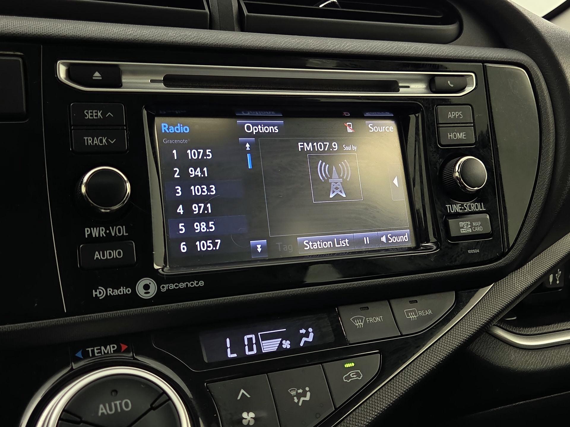 Thumbnail: 2015 Toyota Prius c - 16