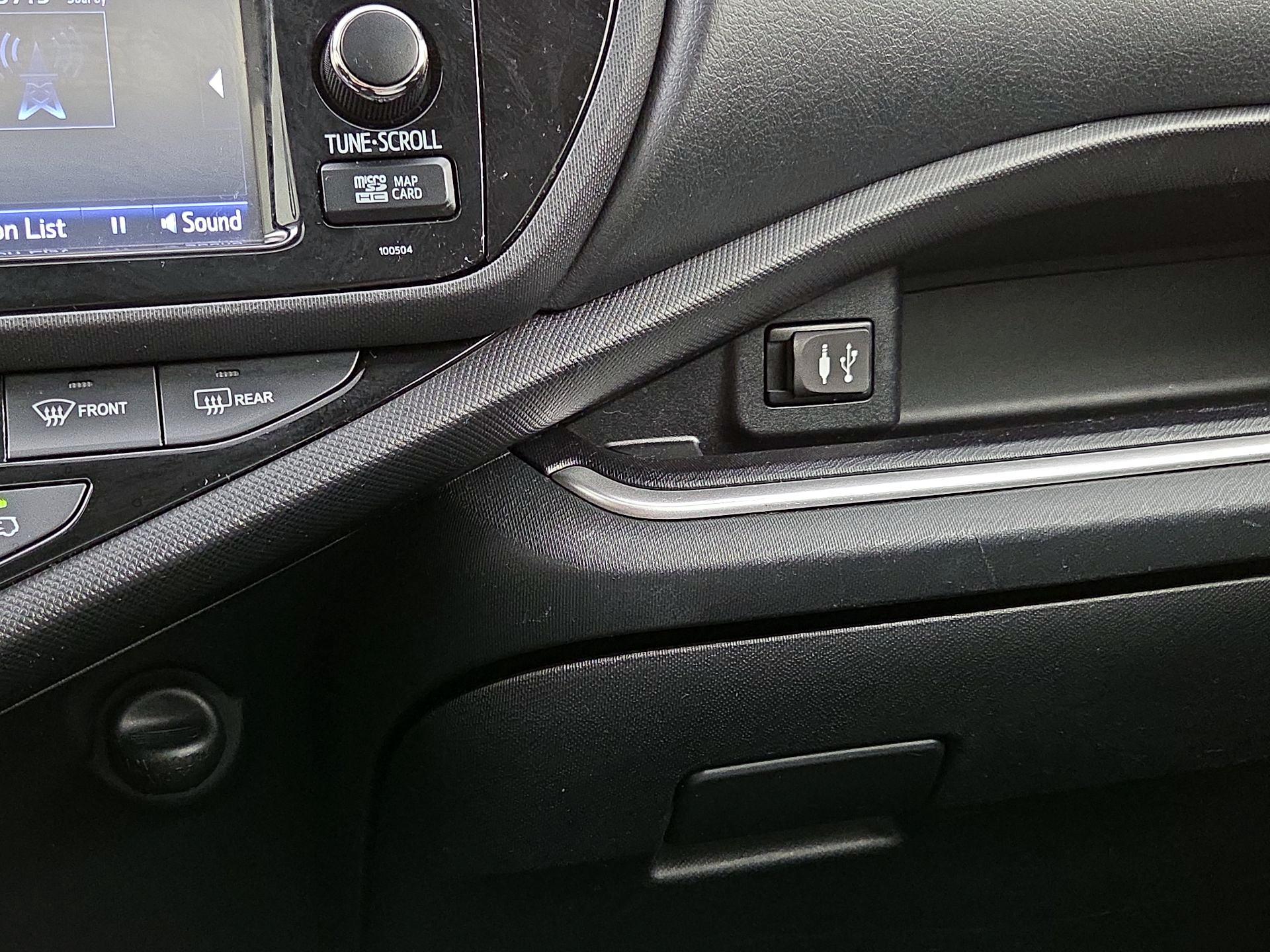 Thumbnail: 2015 Toyota Prius c - 19
