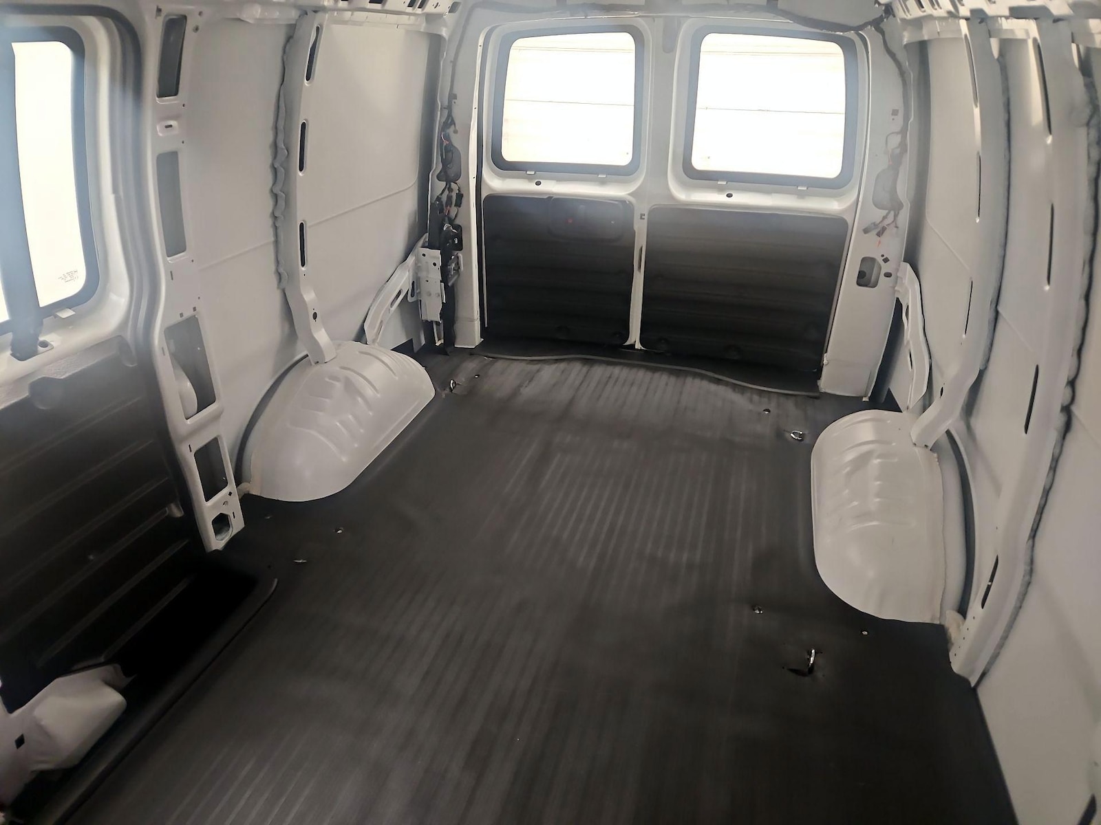 2021 Chevrolet Express Cargo Work Van - Photo 20