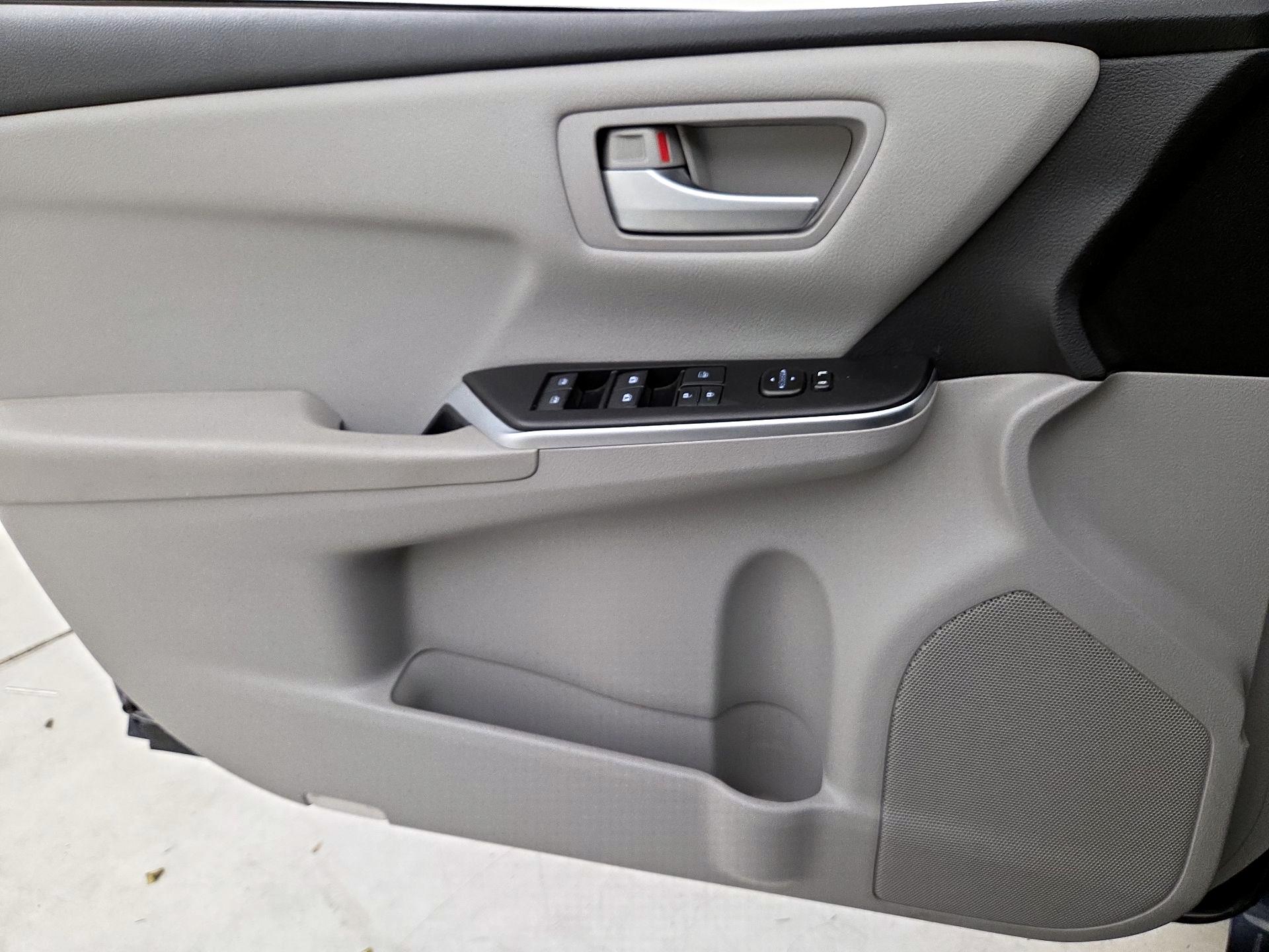 Thumbnail: 2016 Toyota Camry - 12