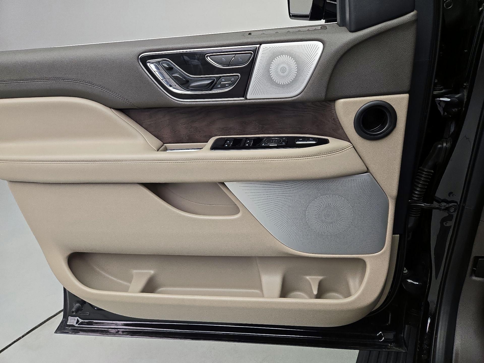 Thumbnail: 2023 Lincoln Navigator - 12
