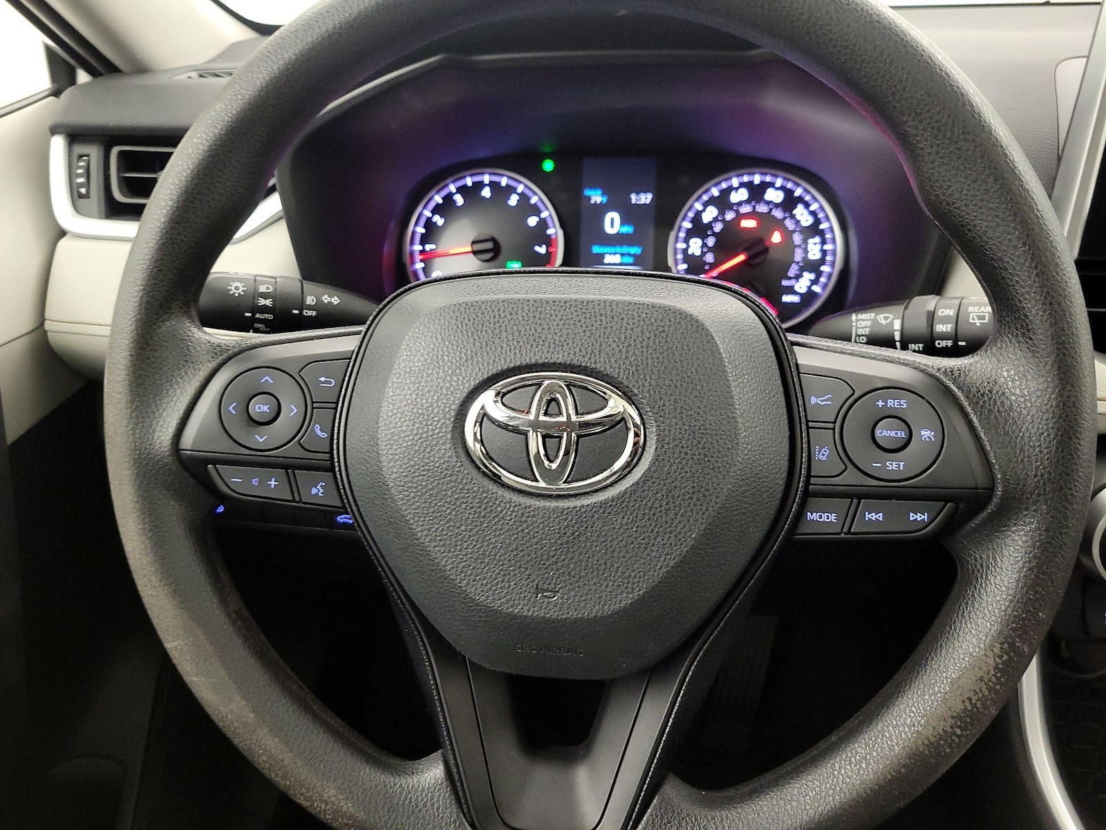 2020 Toyota RAV4 XLE - Photo 11