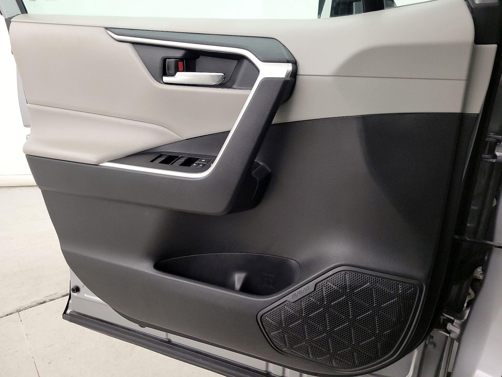 2020 Toyota RAV4 XLE - Photo 13