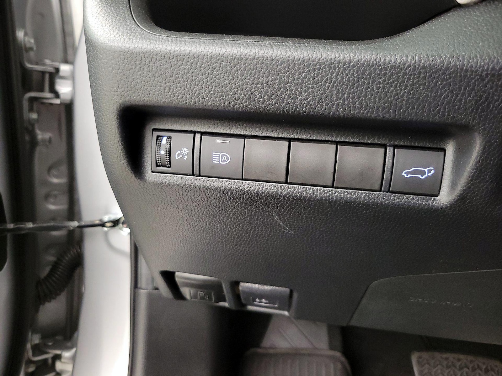 2020 Toyota RAV4 XLE - Photo 14
