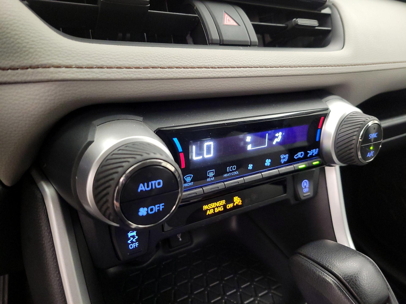 2020 Toyota RAV4 XLE - Photo 17
