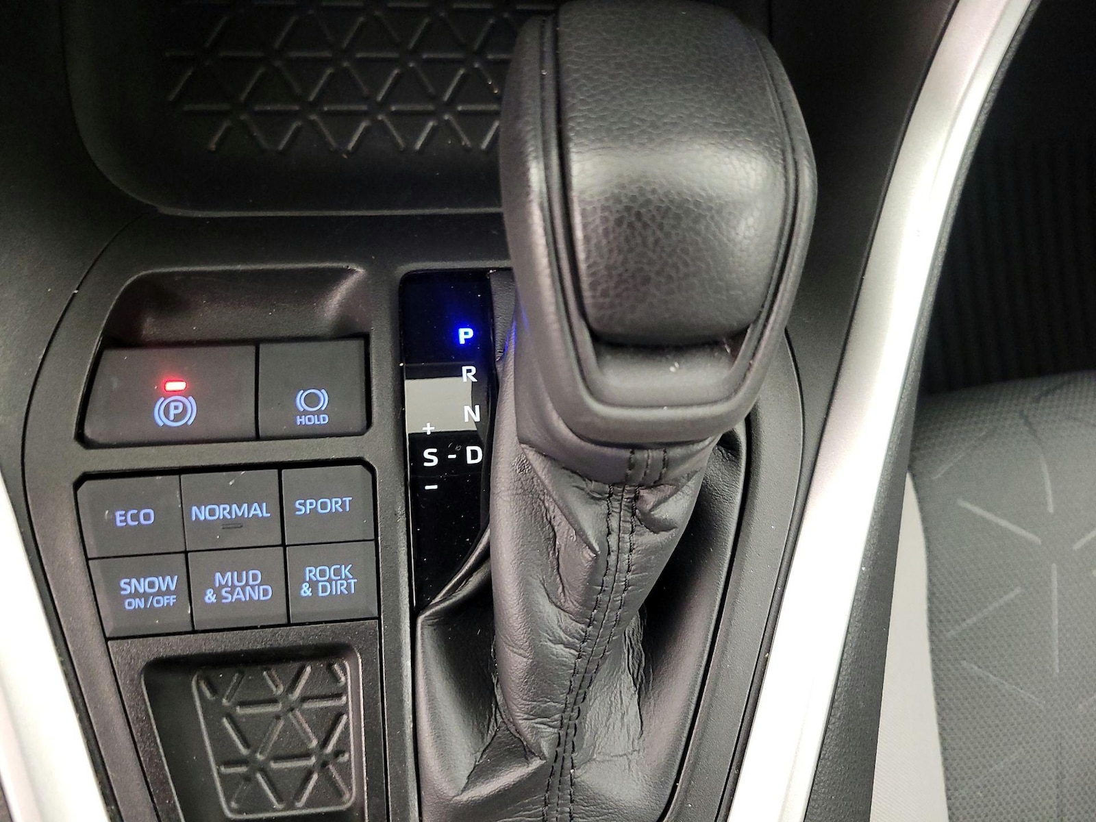 2020 Toyota RAV4 XLE - Photo 18