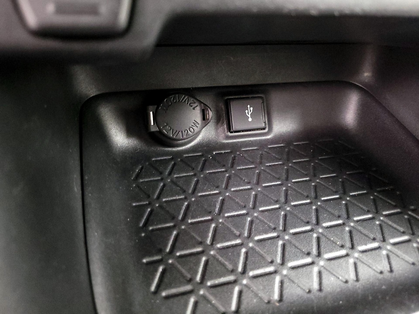 2020 Toyota RAV4 XLE - Photo 19