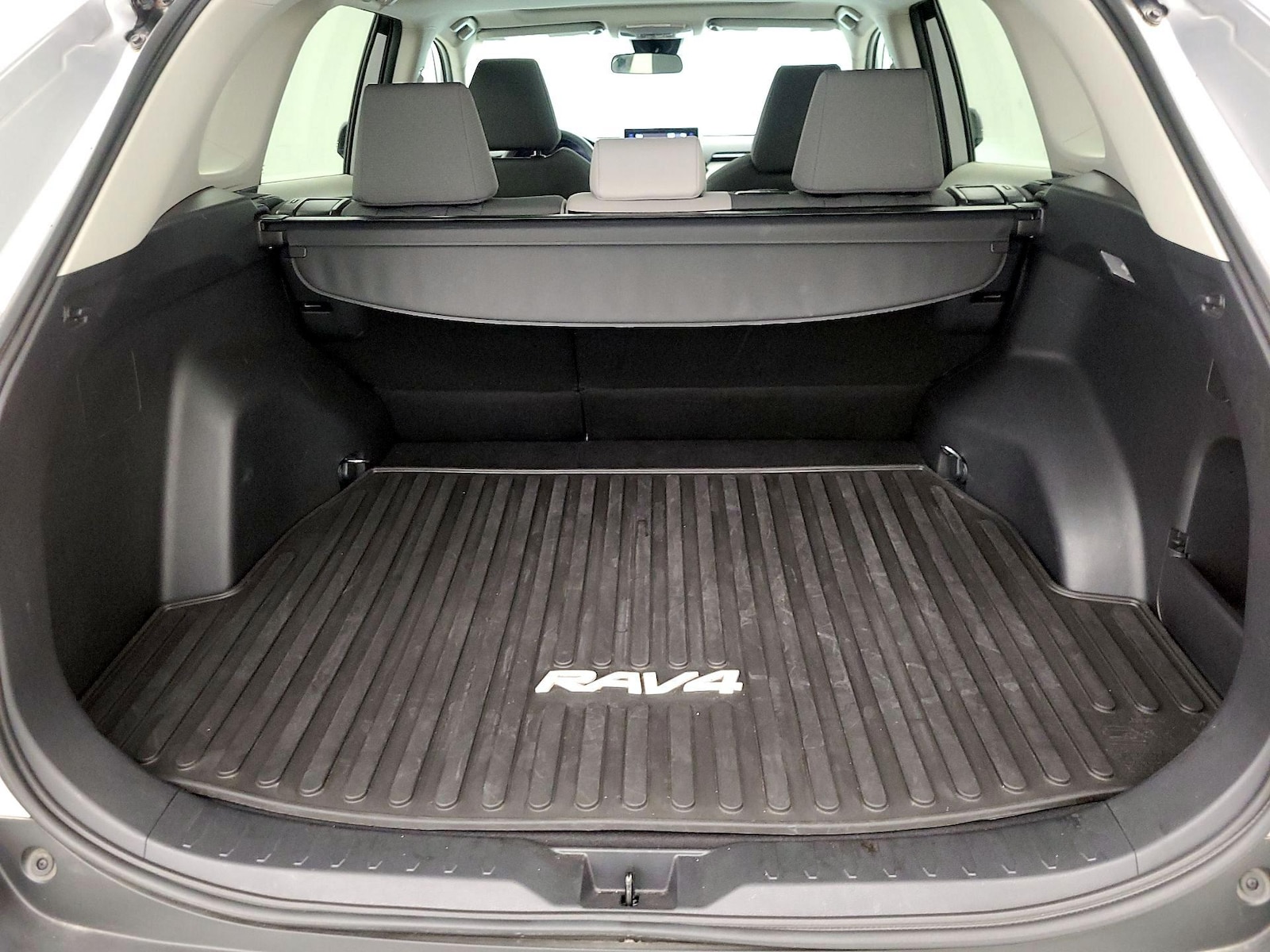 2020 Toyota RAV4 XLE - Photo 22