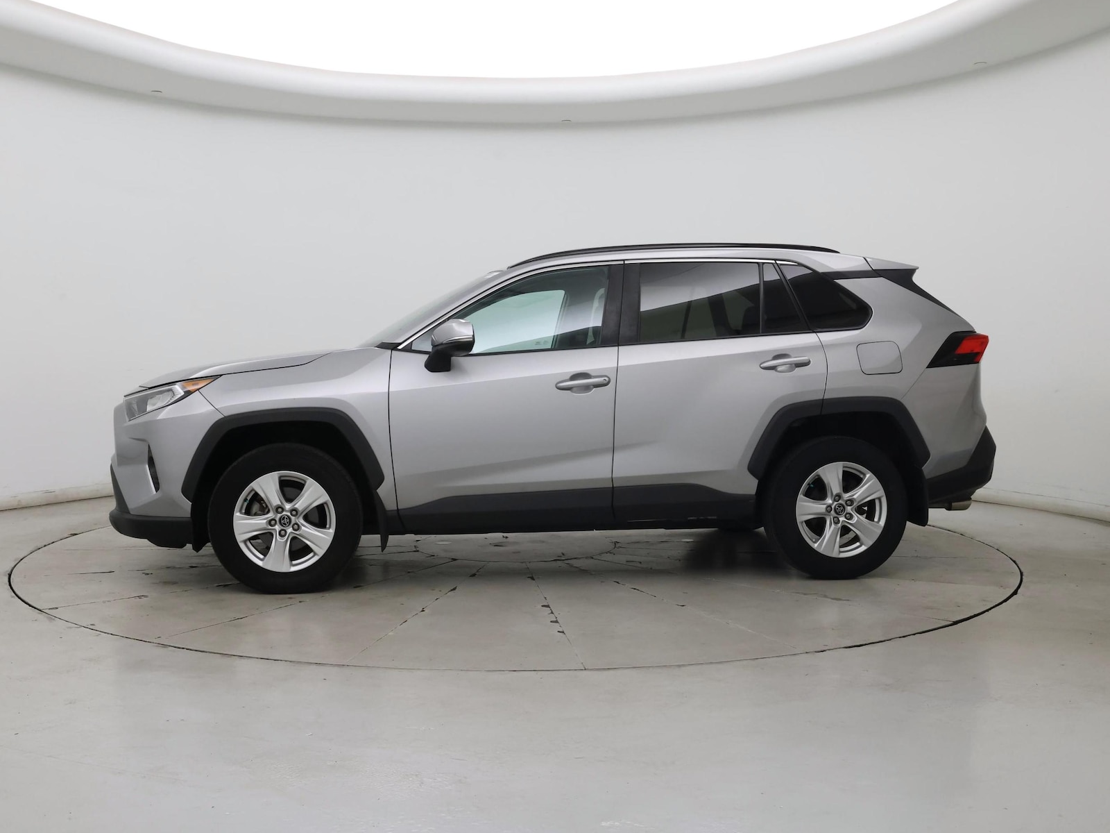 2020 Toyota RAV4 XLE - Photo 4