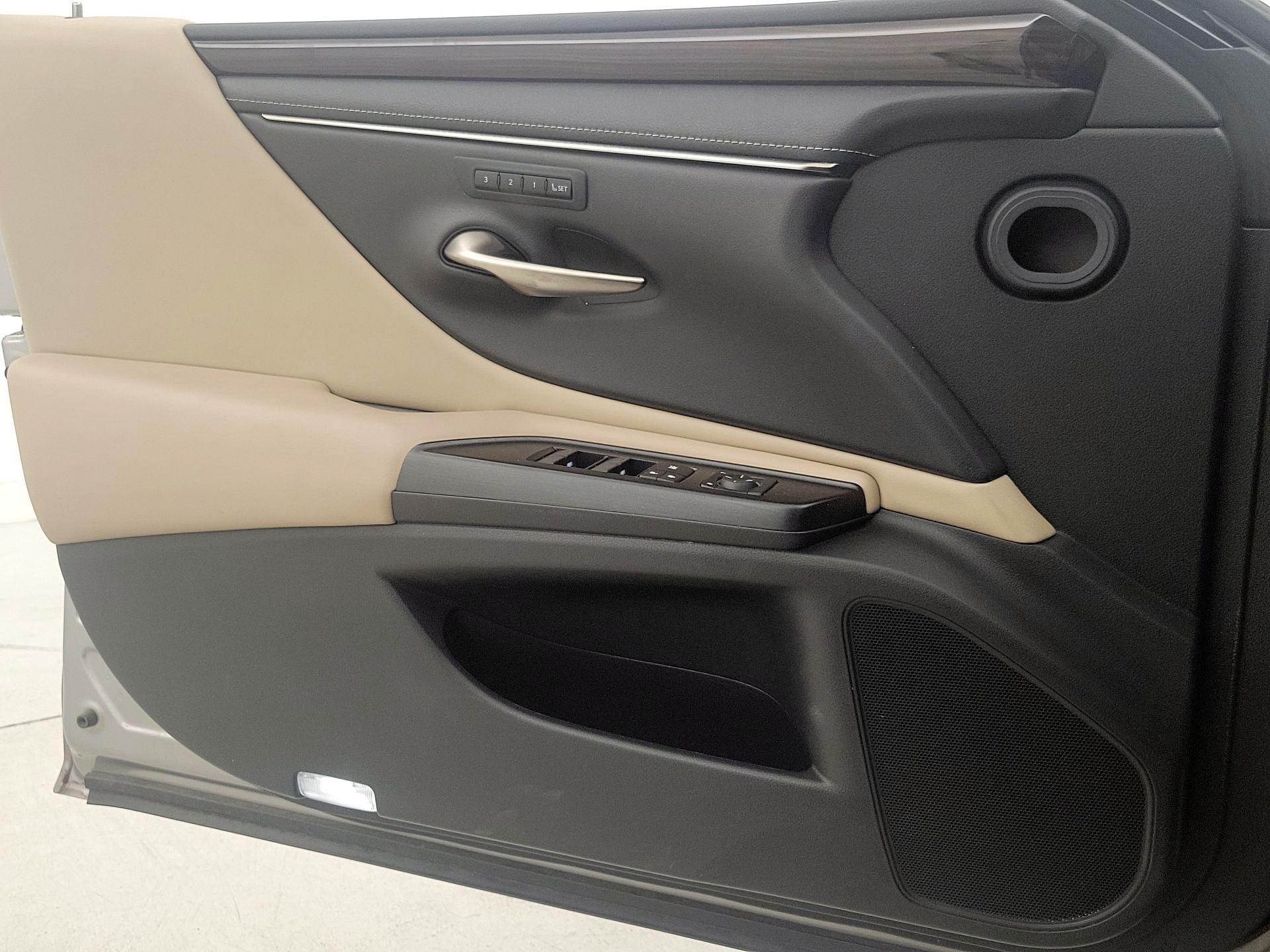 Thumbnail: 2019 Lexus ES - 12