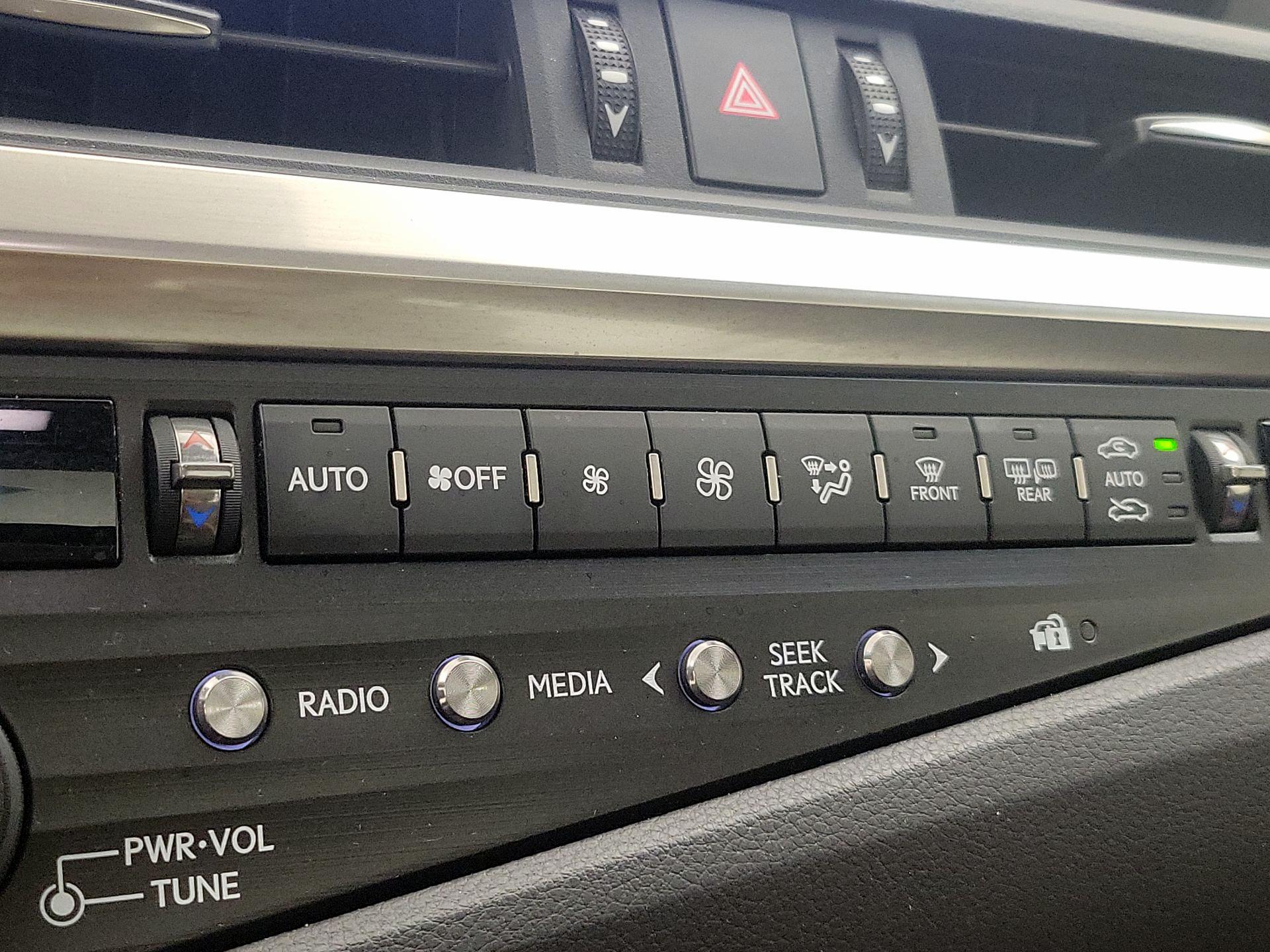 Thumbnail: 2019 Lexus ES - 17