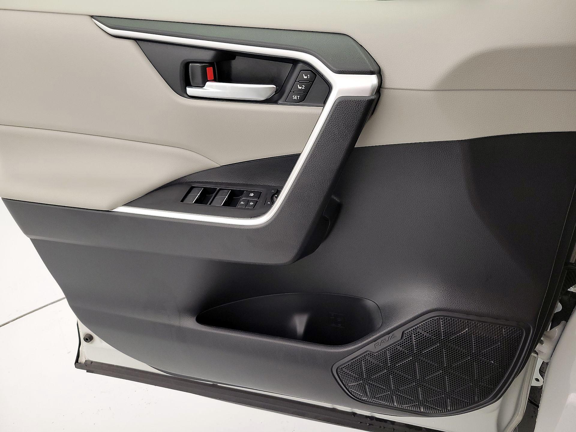 Thumbnail: 2022 Toyota RAV4 - 12