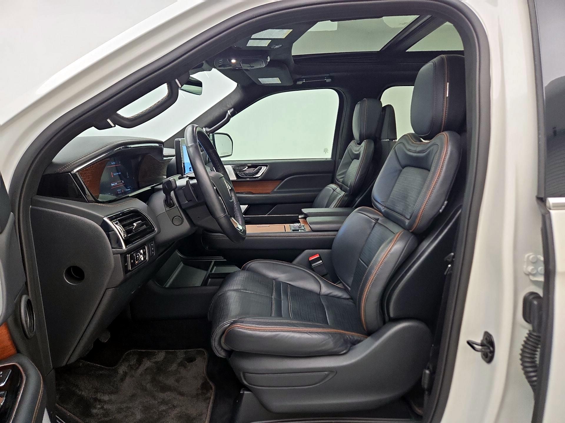 Thumbnail: 2023 Lincoln Navigator L - 11