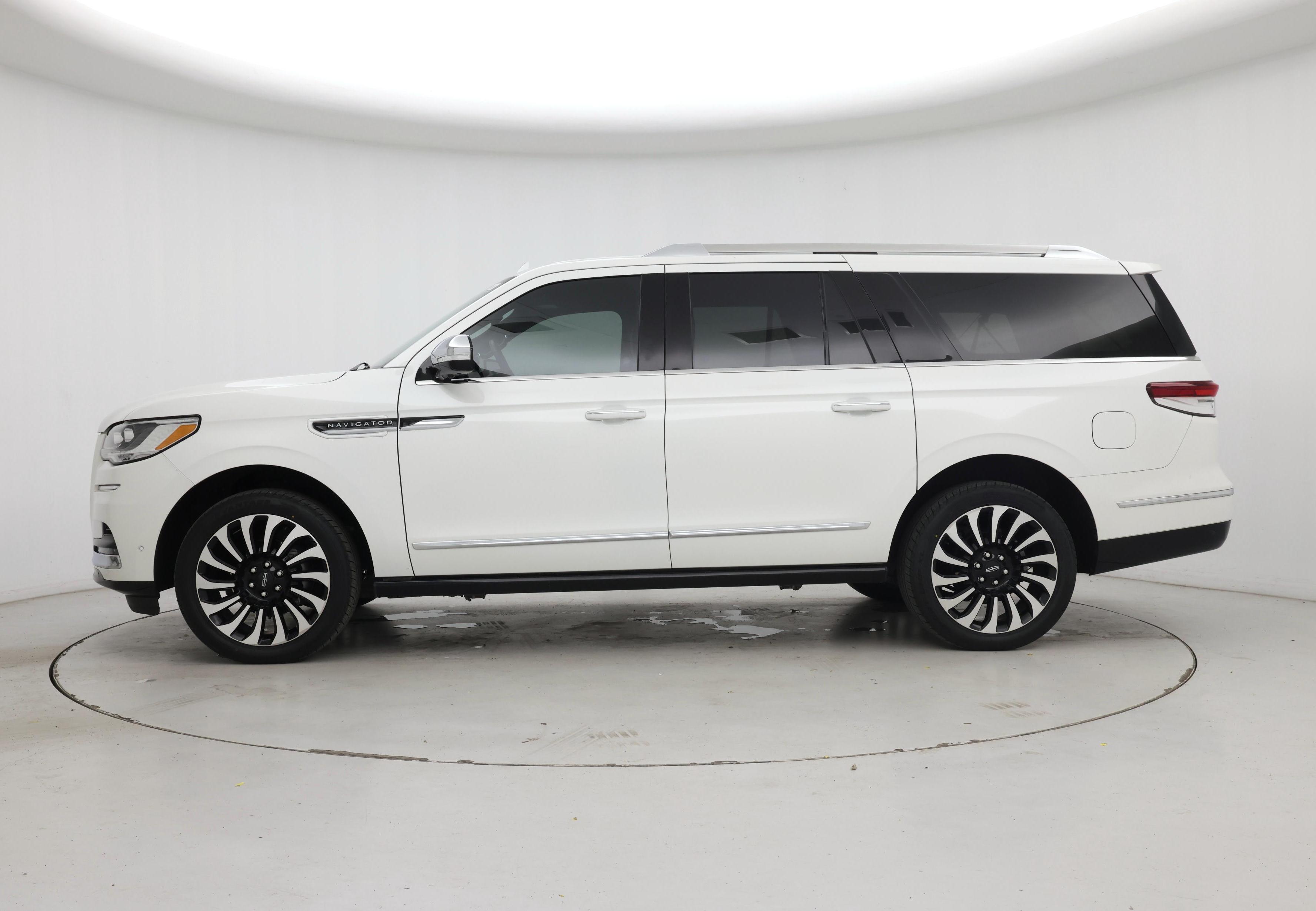 Thumbnail: 2023 Lincoln Navigator L - 3