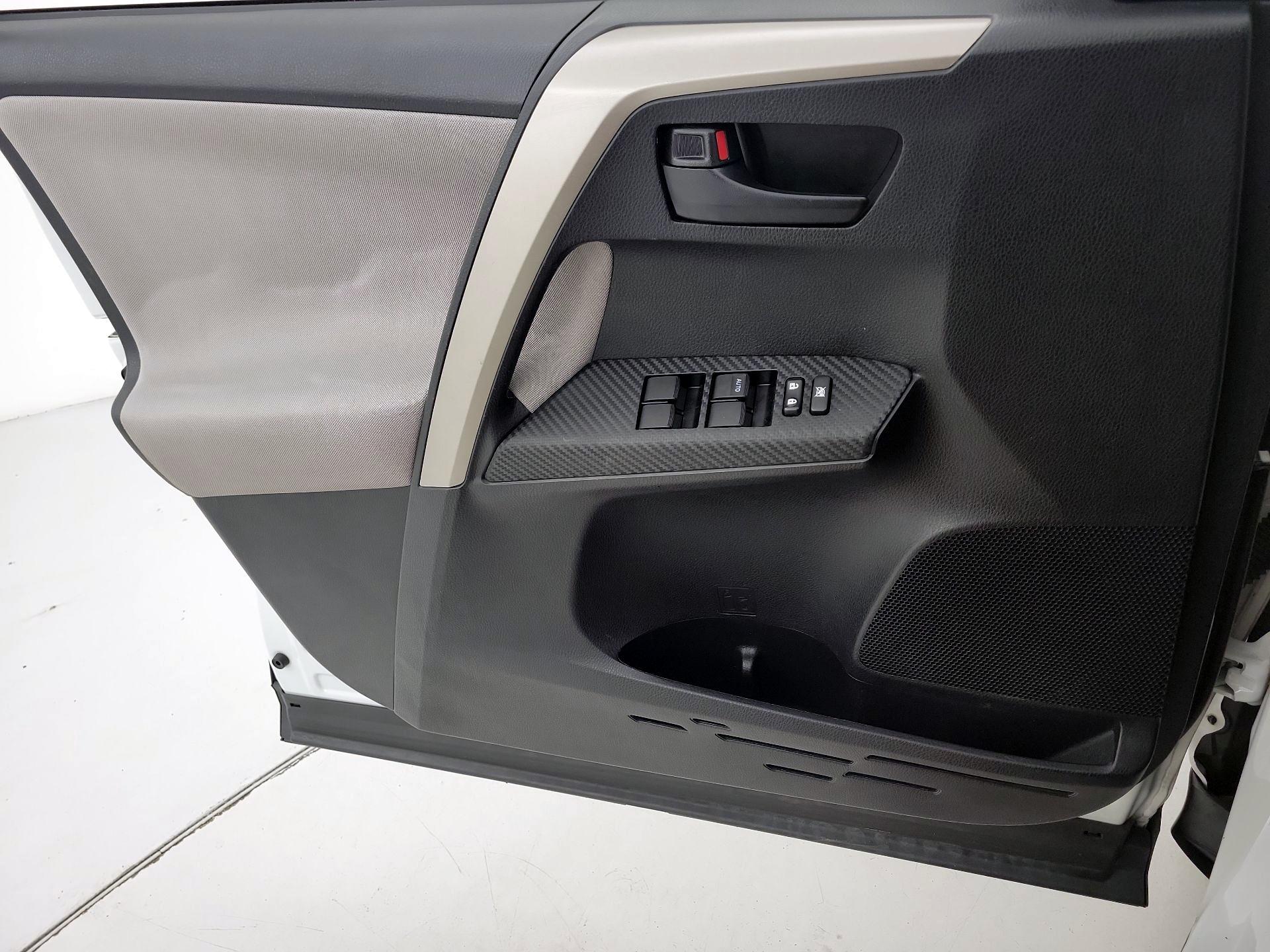 Thumbnail: 2015 Toyota RAV4 - 12
