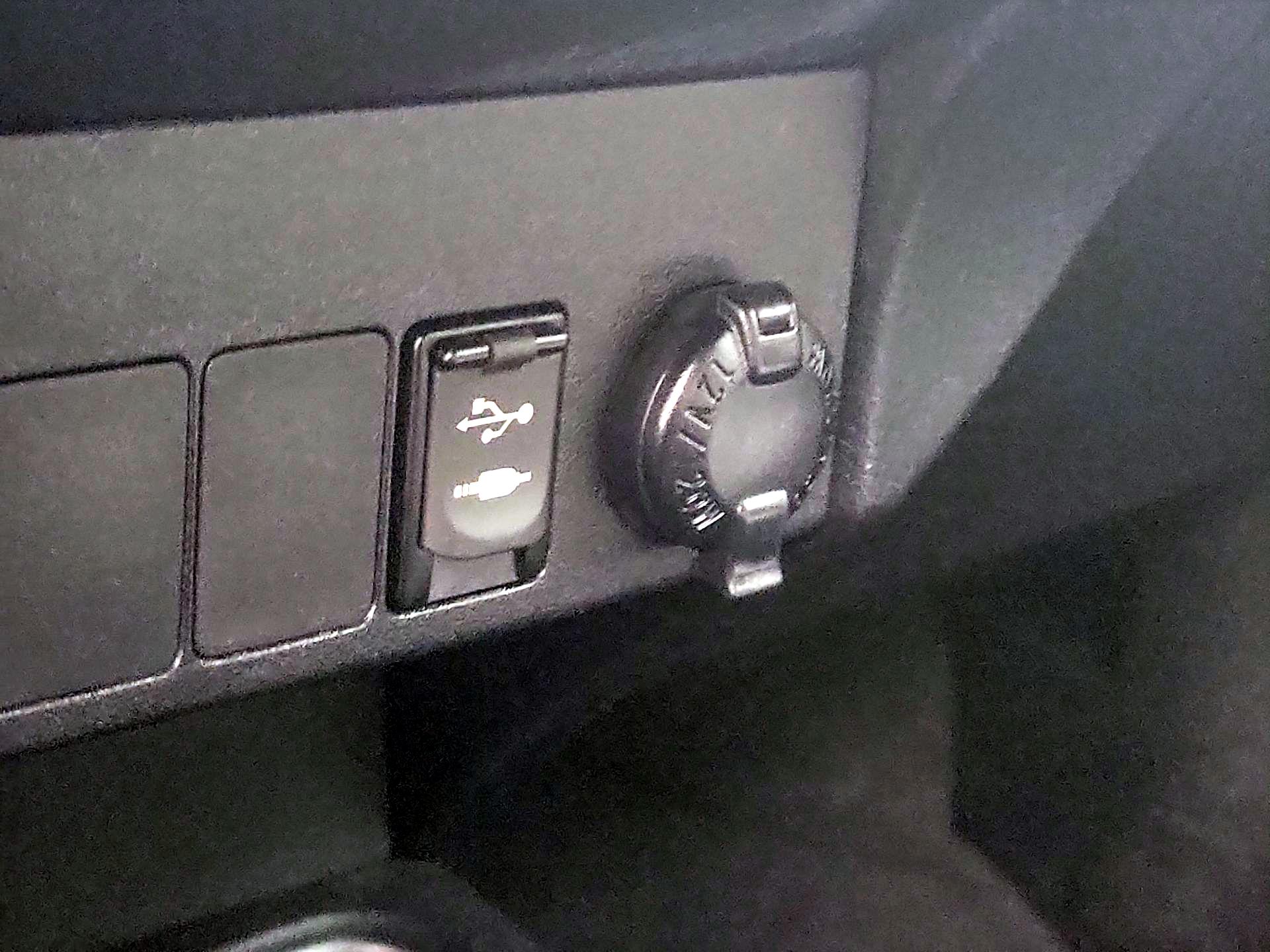 Thumbnail: 2015 Toyota RAV4 - 18
